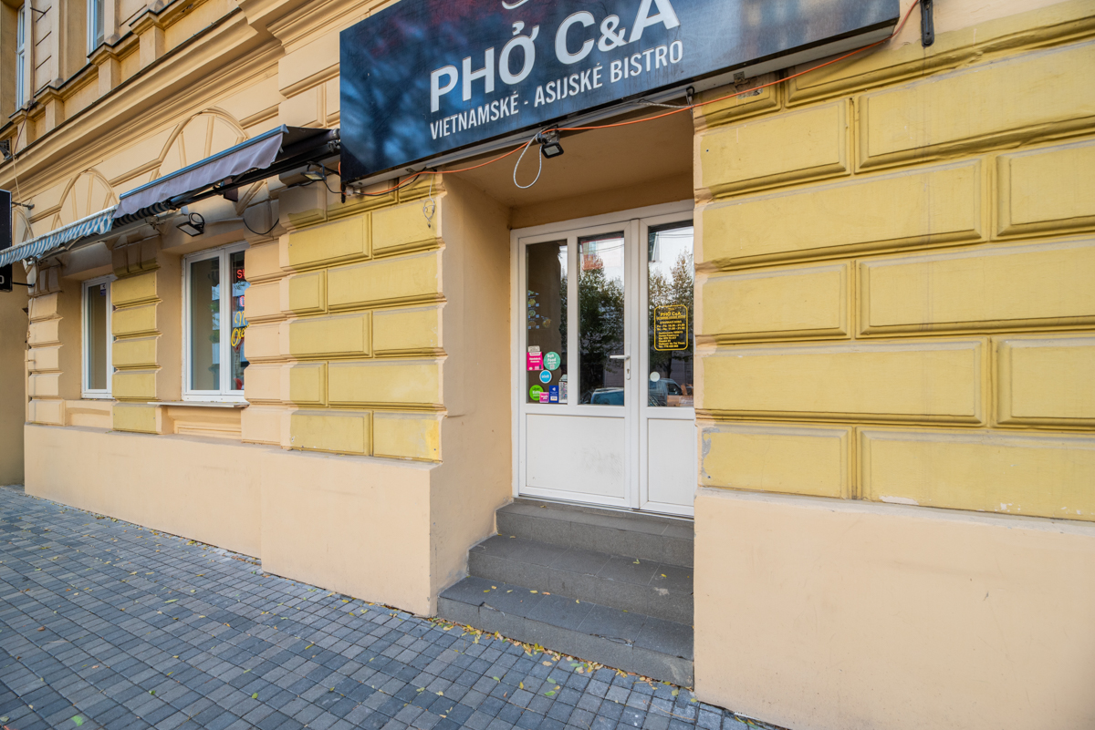 Suterénní prostory na frekventované ulici