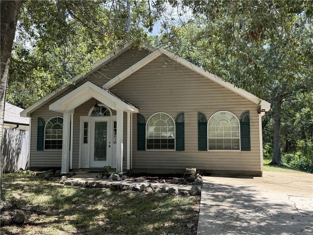 Charming Open-Concept Home with Spacious Primary Suite