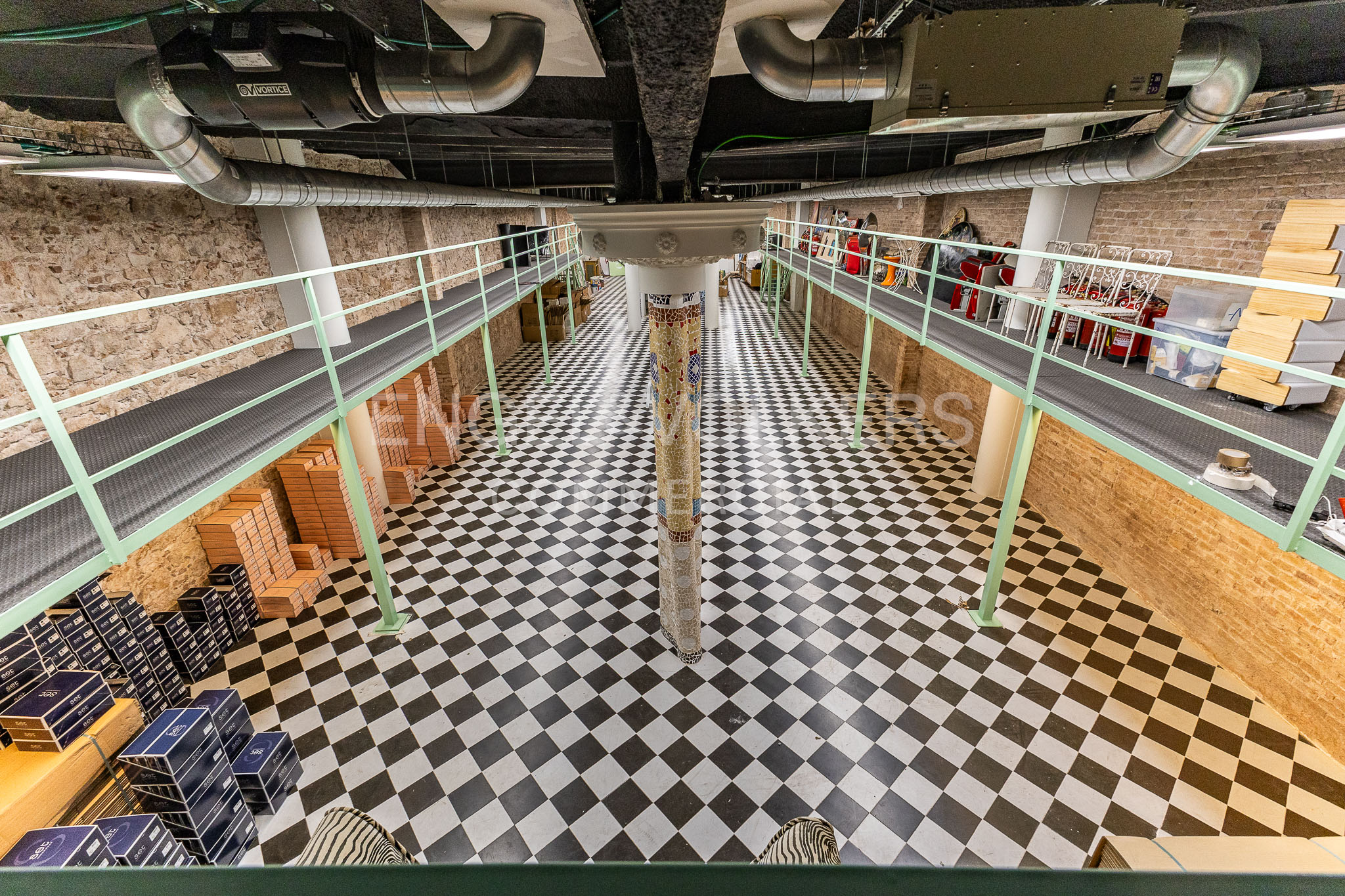 Precioso local de 300 m2, con doble entrada, en el Nord Born