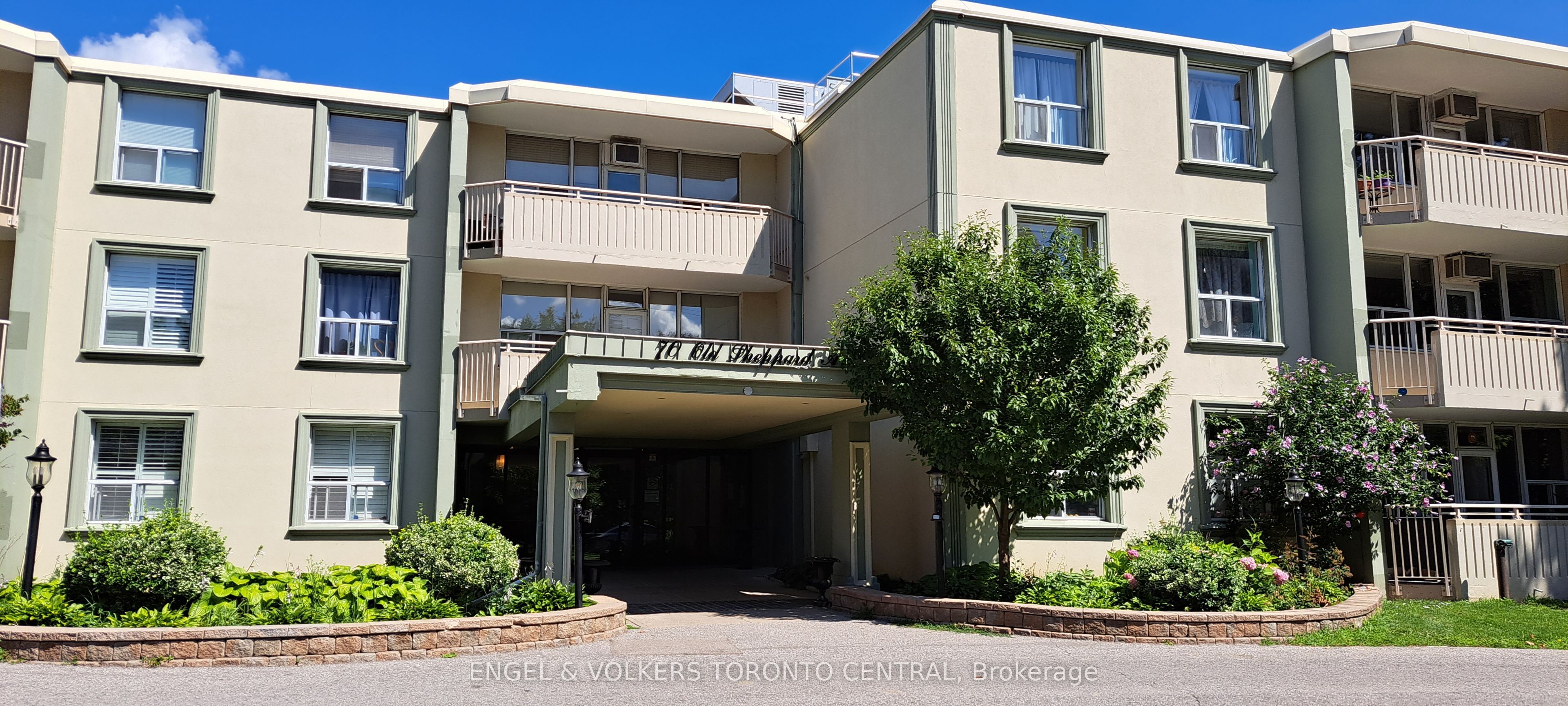 Condo In Quiet Family-Oriented Neighbourhood