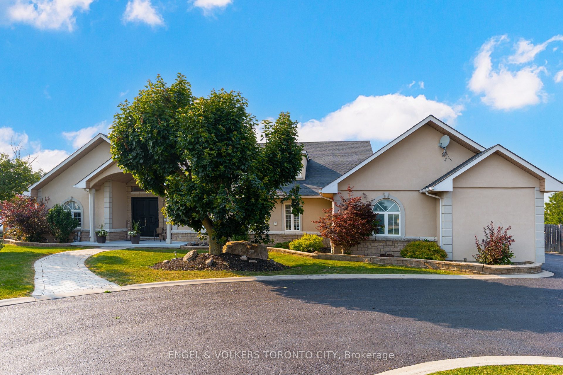 Stunning Custom-Built Executive Bungalow