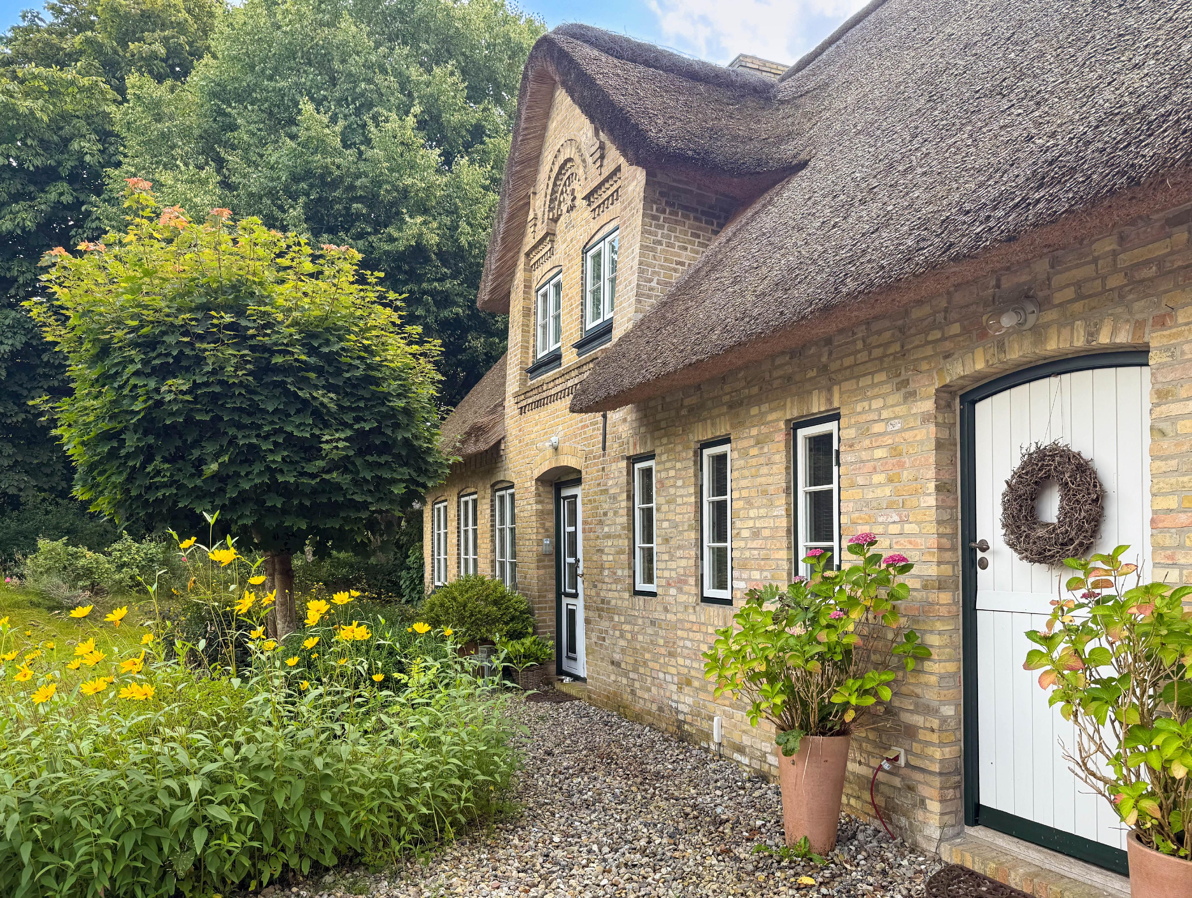 Liebevoll und top saniertes Reetdachhaus mit Bauerngarten - Bei Husum-Nordsee
