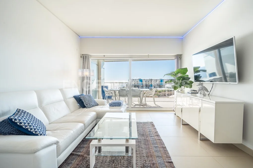 Beautiful 2-bedroom apartment with sea views
