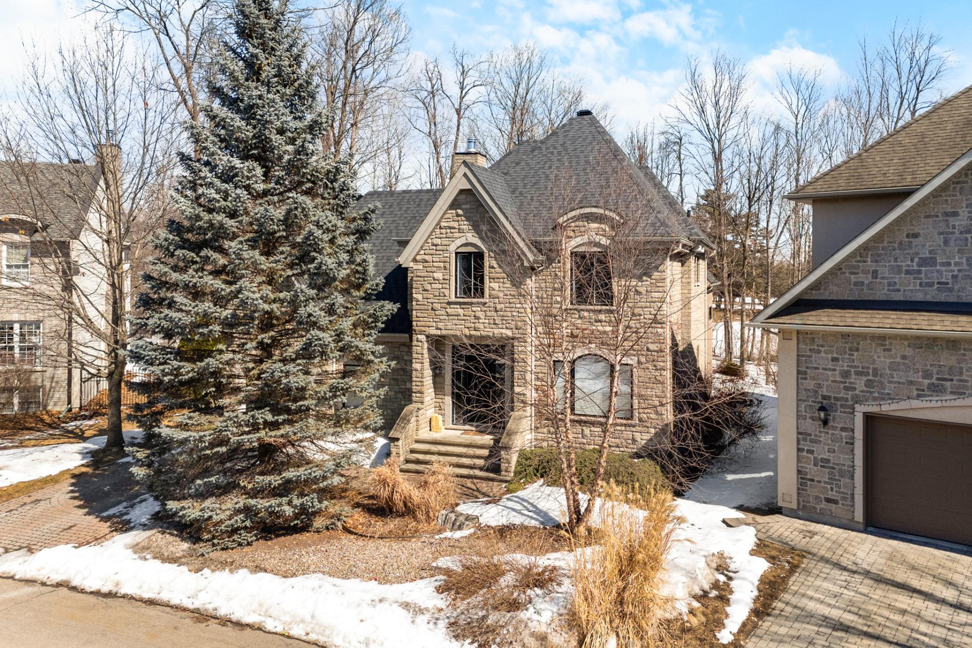 Distinguished Residence in Aylmer