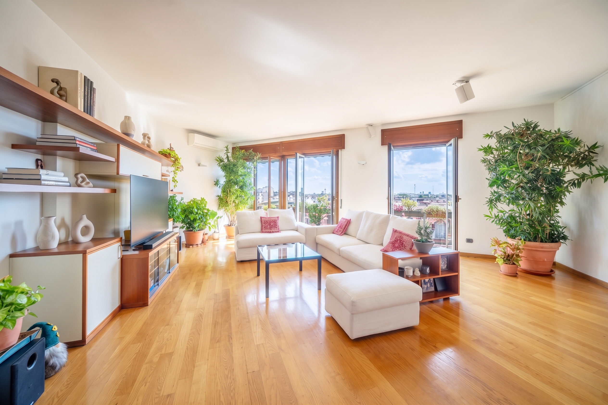 Elegant two-level residence with a large terrace in Viale Gian Galeazzo
