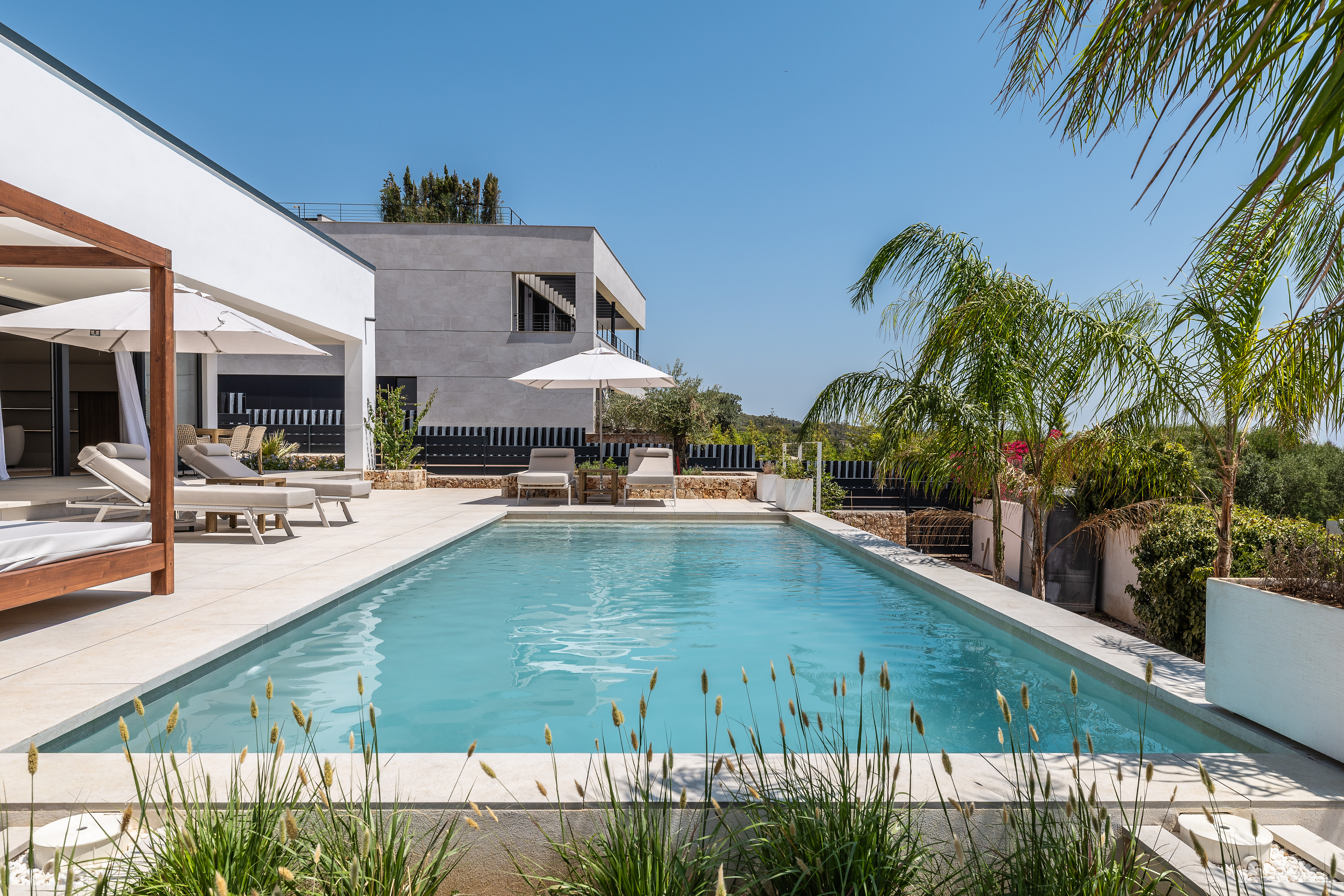 Moderne Design-Villa mit Blick auf die Bucht von Palma