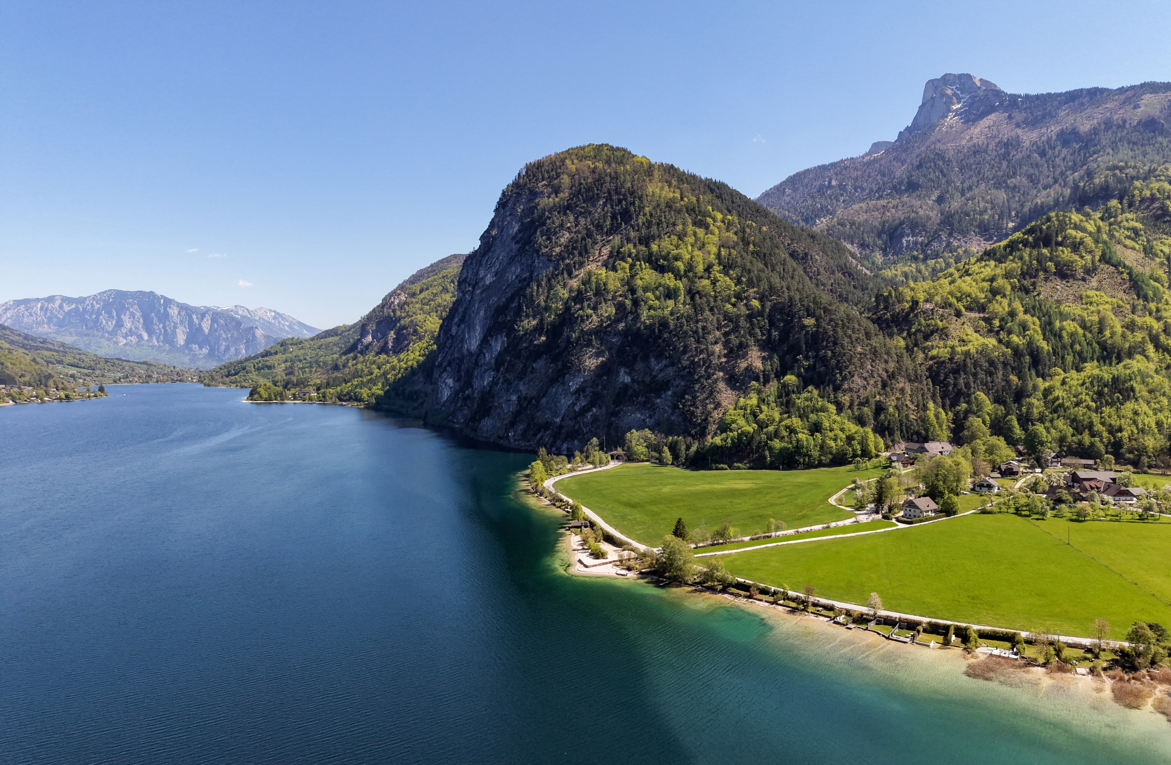 Rarität am Mondsee, Platz für Visionen: Idyllisches, renovierungsbedürftiges Anwesen mit eigenem Badeplatz und Steg