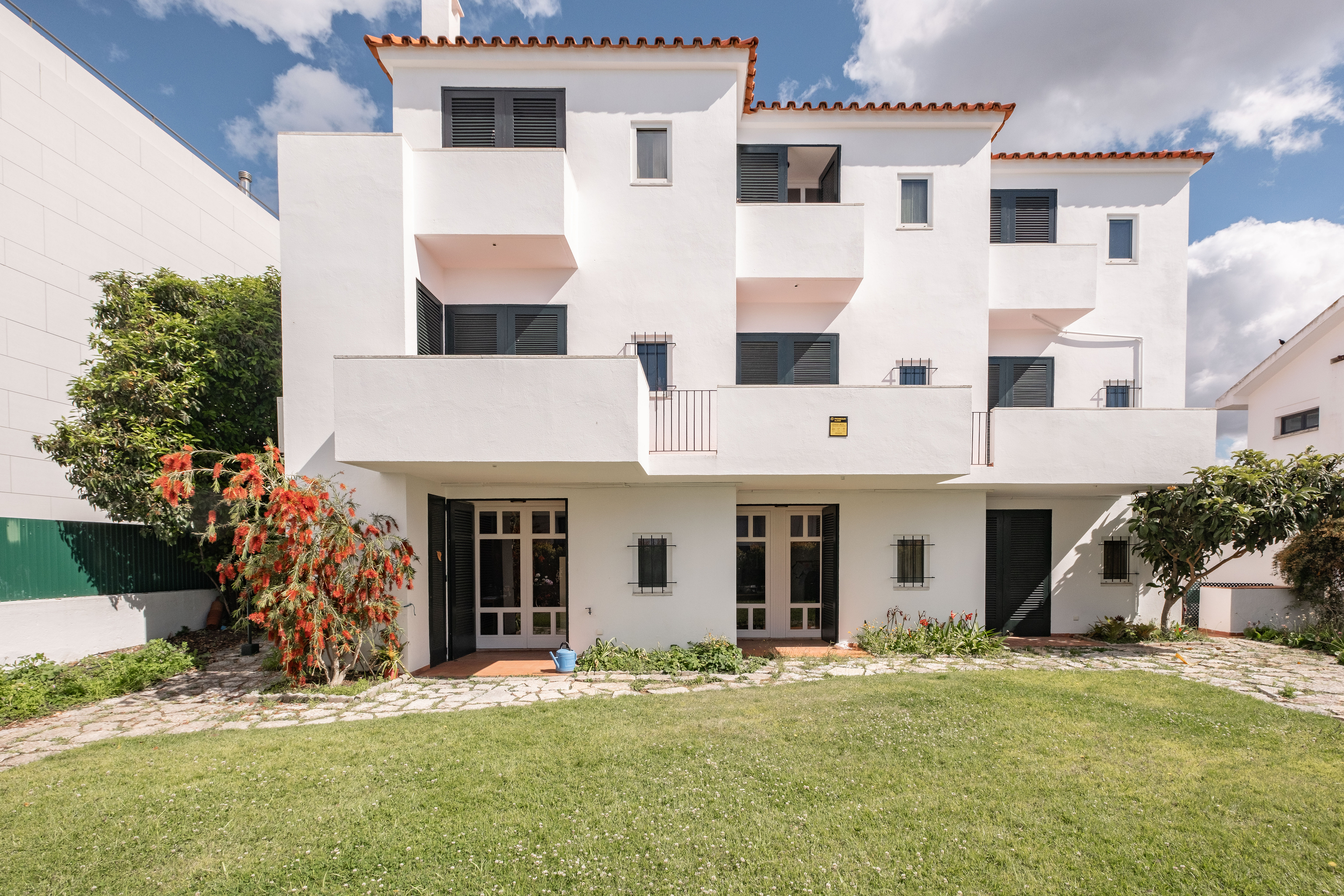 5-bedroom Home with River View in Restelo