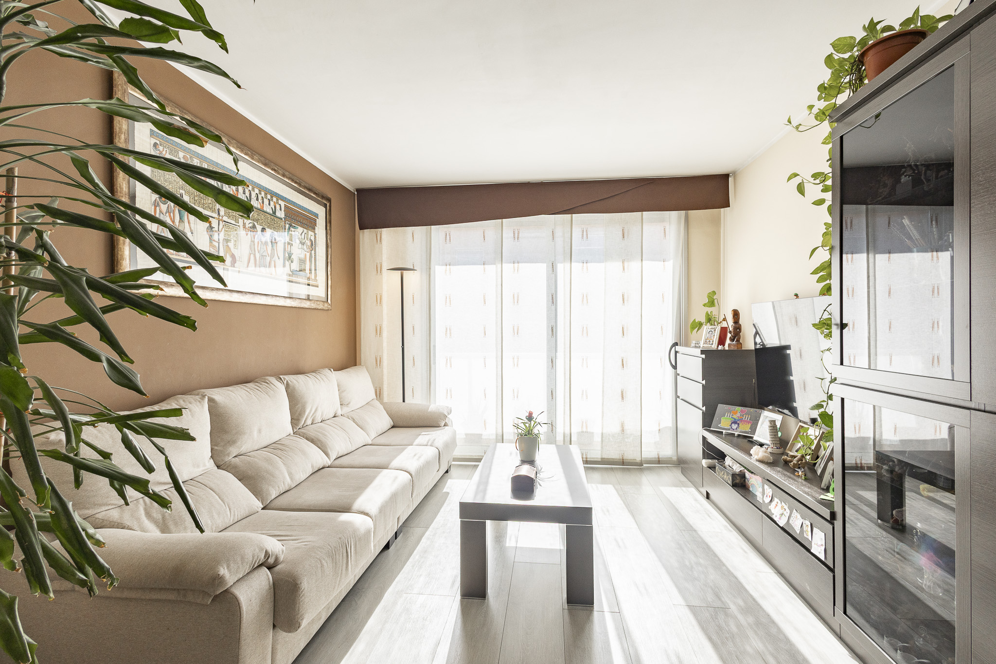 Exclusive 212 m² duplex with 4 bedrooms, east-facing terrace and balcony, garage, elevator, and open mountain views in a residential area.