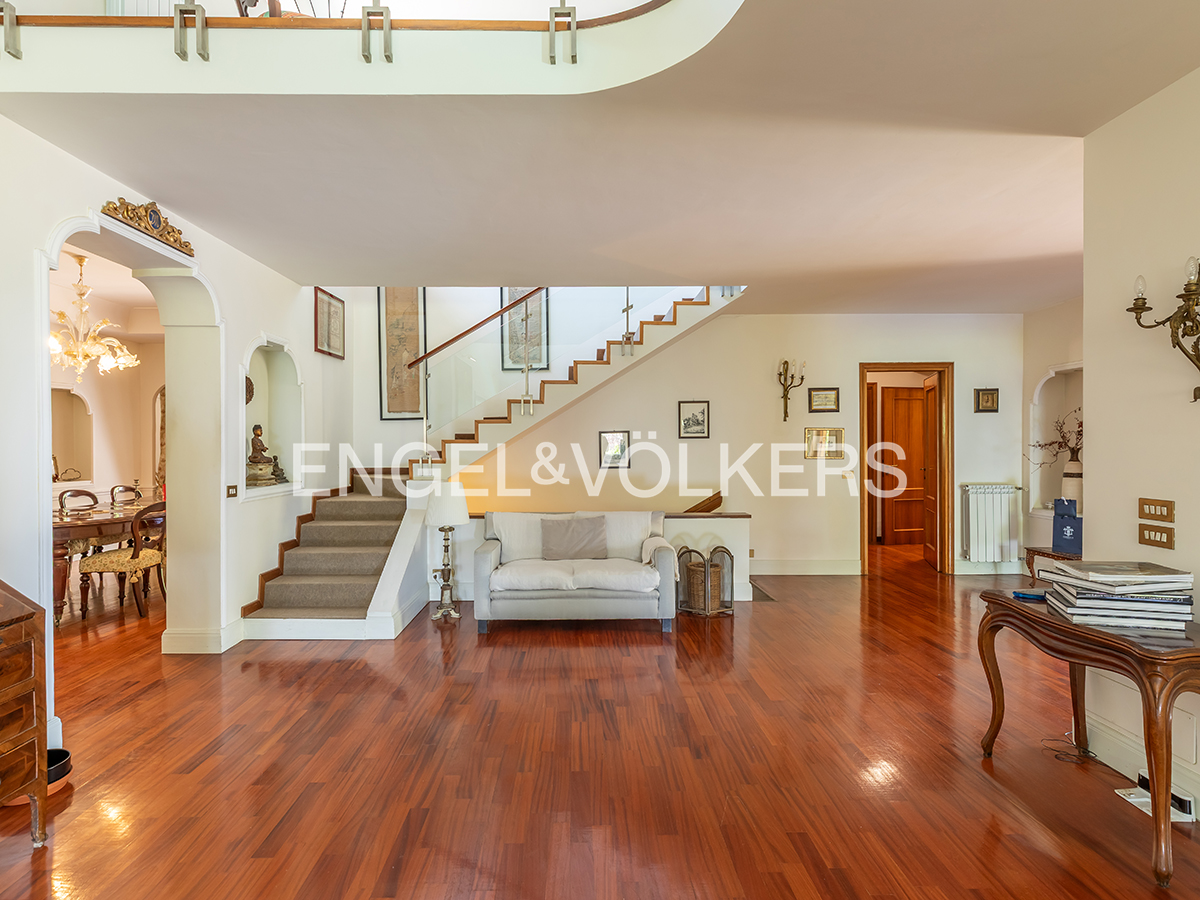 Prestigious villa with pool and private park in an exclusive residential complex