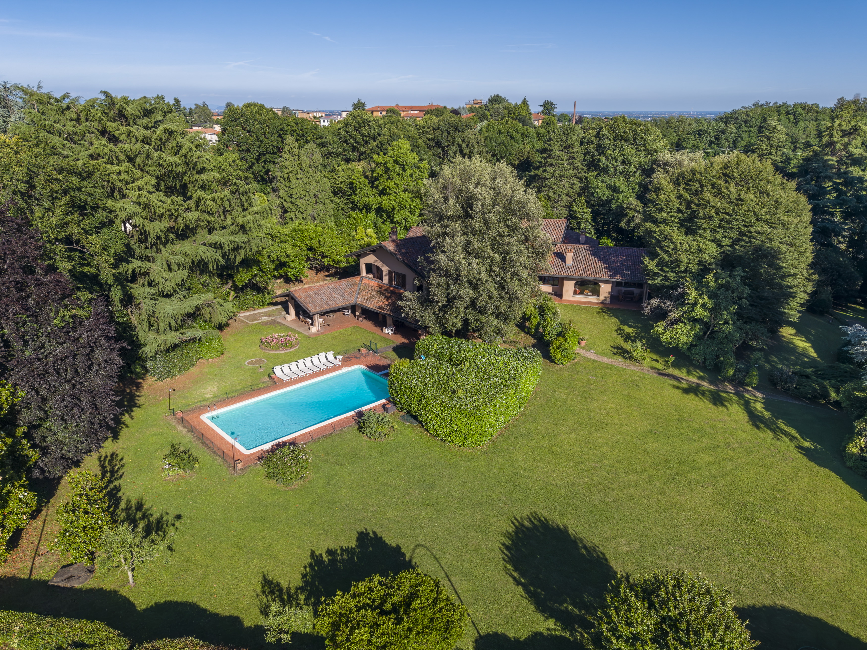 Exklusive freistehende Villa mit Pool und Blick ins Grüne