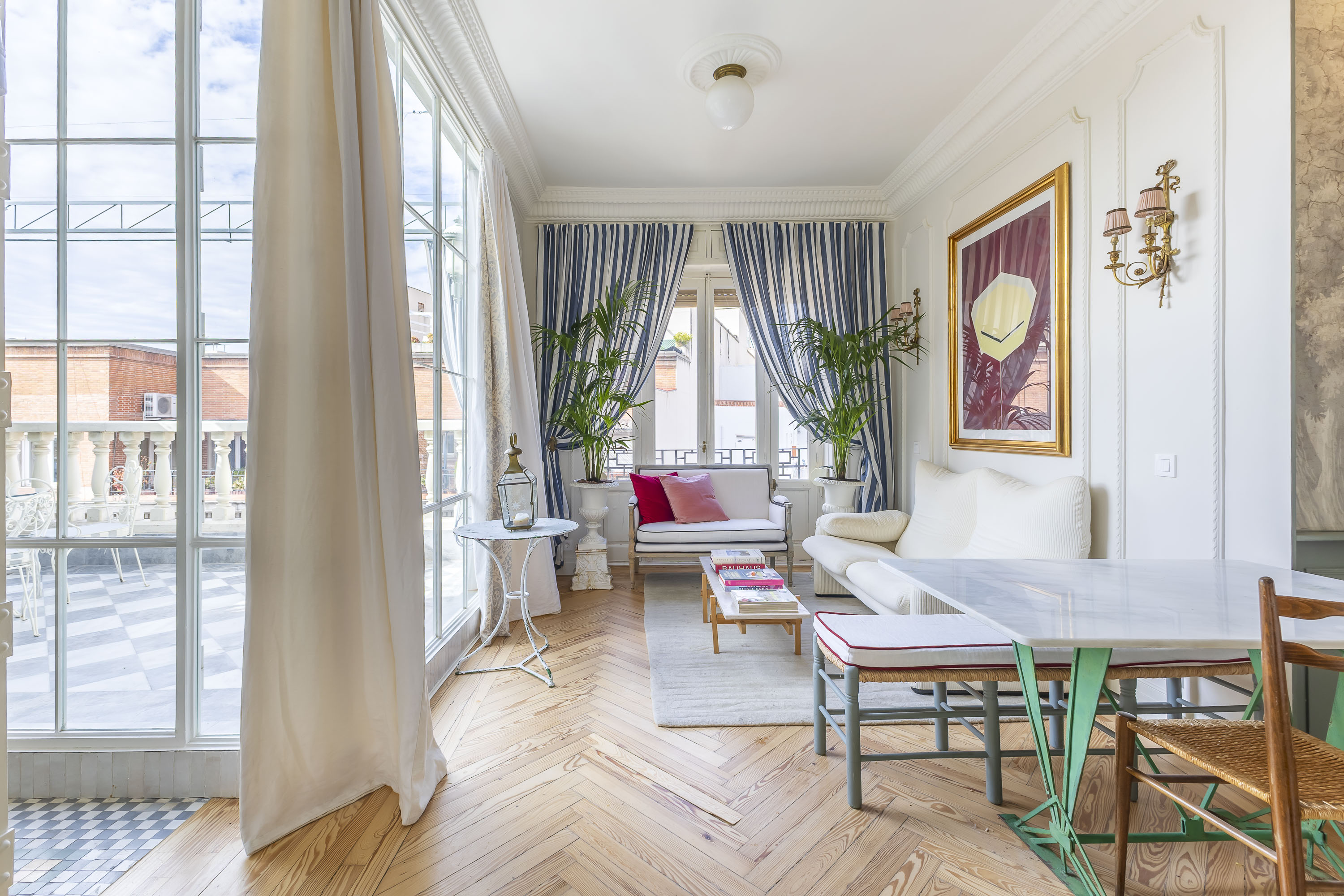 Regal luxury in central Madrid: apartment in a classic building steps from Gran Vía and Puerta del Sol.
