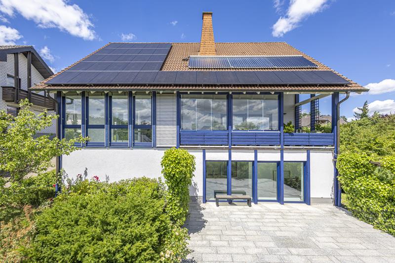 Zeitlos, modernes Architektenhaus mit Hallenschwimmbad, PV-Anlage und einzigartigem Panorama in Weisenheim am Berg!