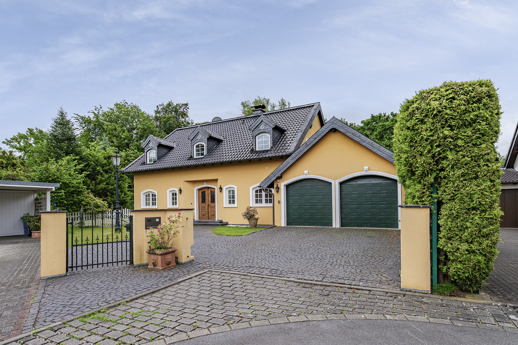 Stilvolles Einfamilienhaus mit großem Südwestgrundstück und moderner Technik