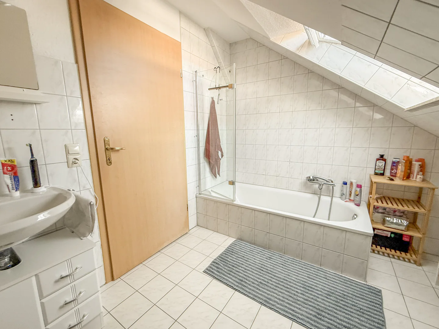 Oben wohnen, mittendrin leben – Dachgeschoss mit offener Wohnküche - Photo 3
