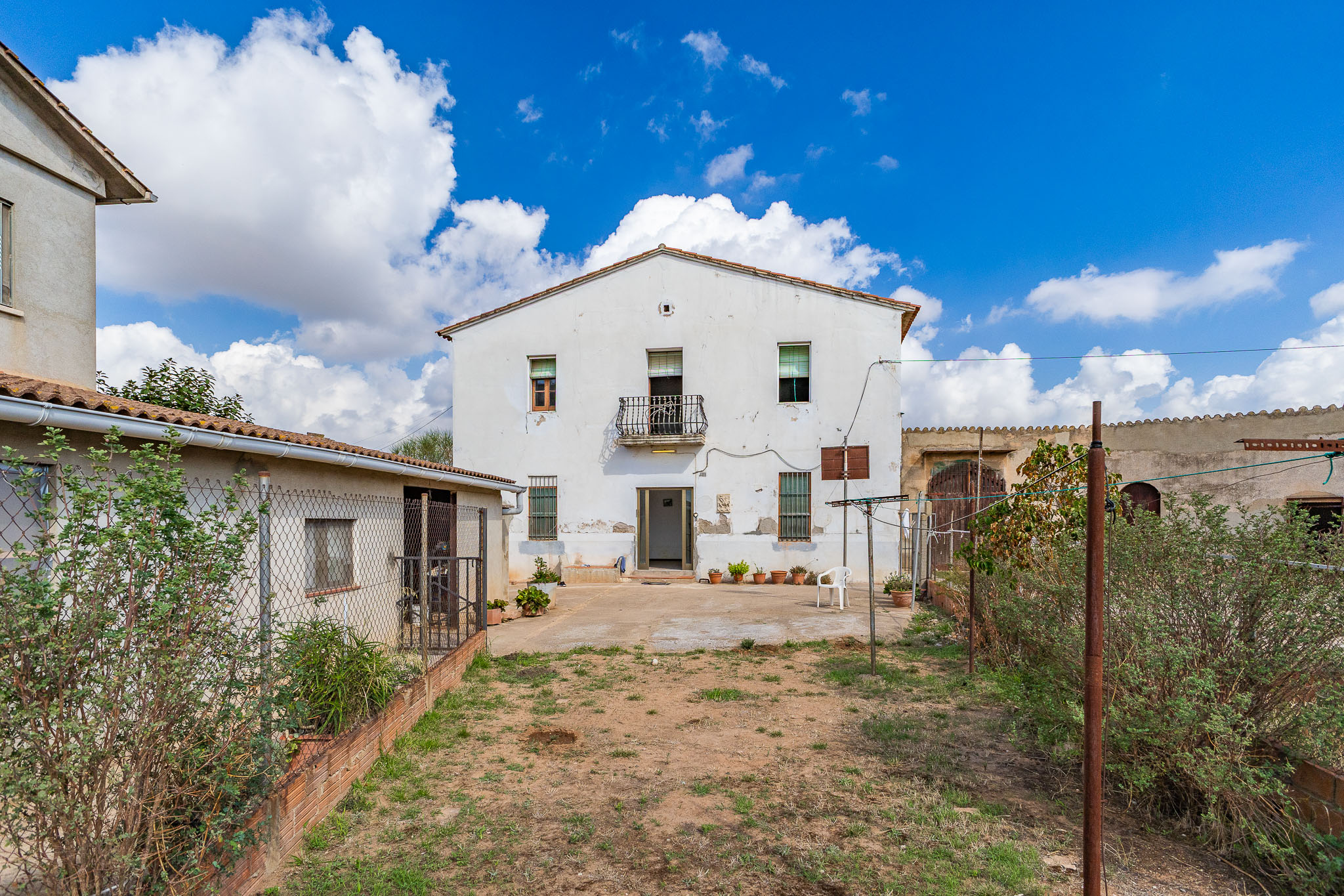 Conjunto de masía, casa, espacios polivalentes y 6.500 m² de terreno junto al centro de Palau.