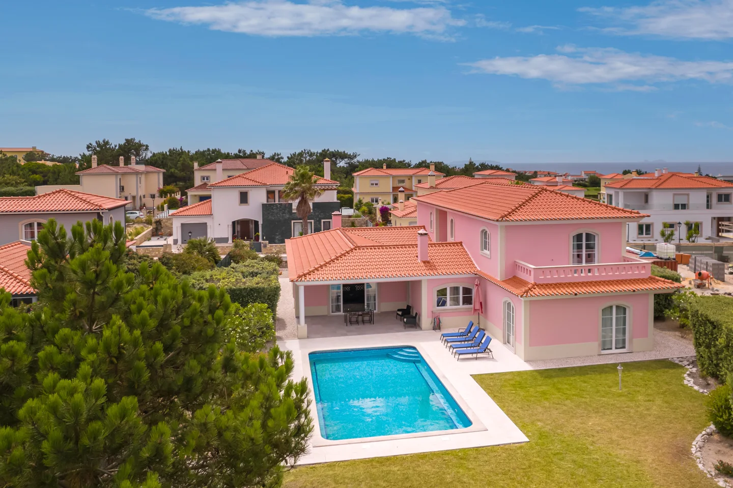 Indulge in Coastal Elegance and Golfers' Paradise at Praia D’el Rey's Stunning Villa!