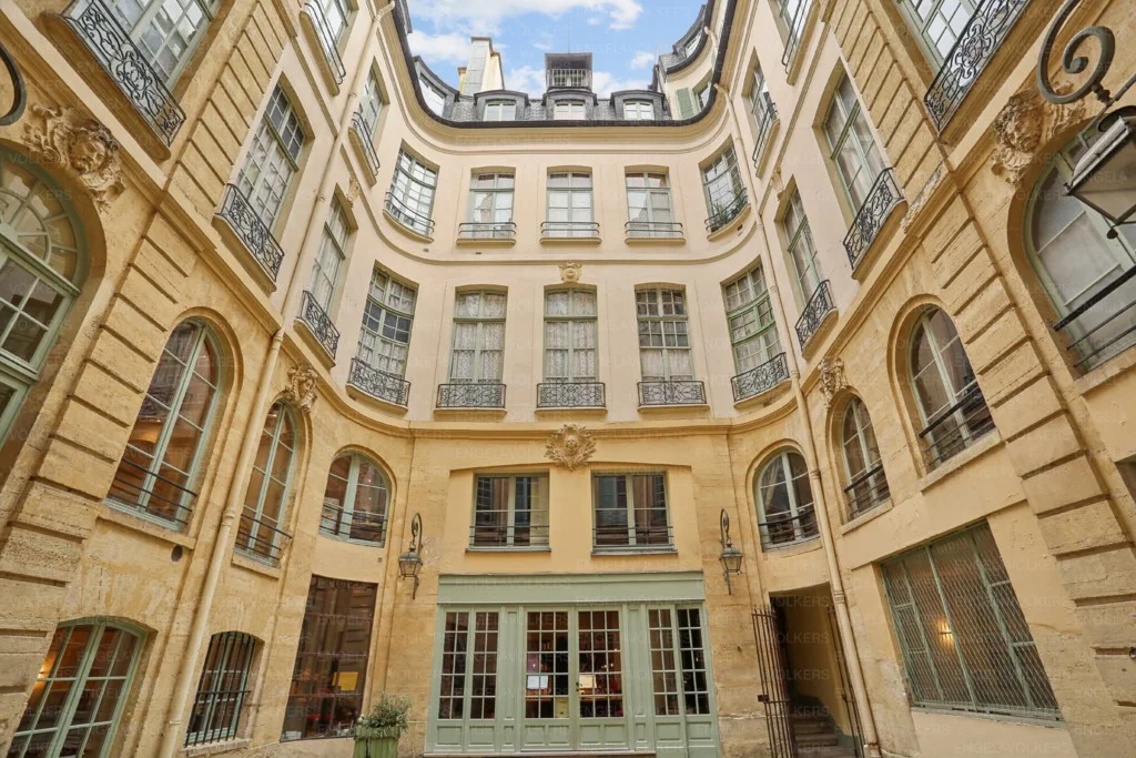 Under the Roofs of the Hôtel Particulier – A Charming Duplex