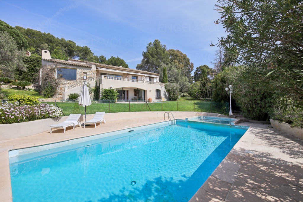 Stunning villa, magnificent views, sought-after area in Mougins