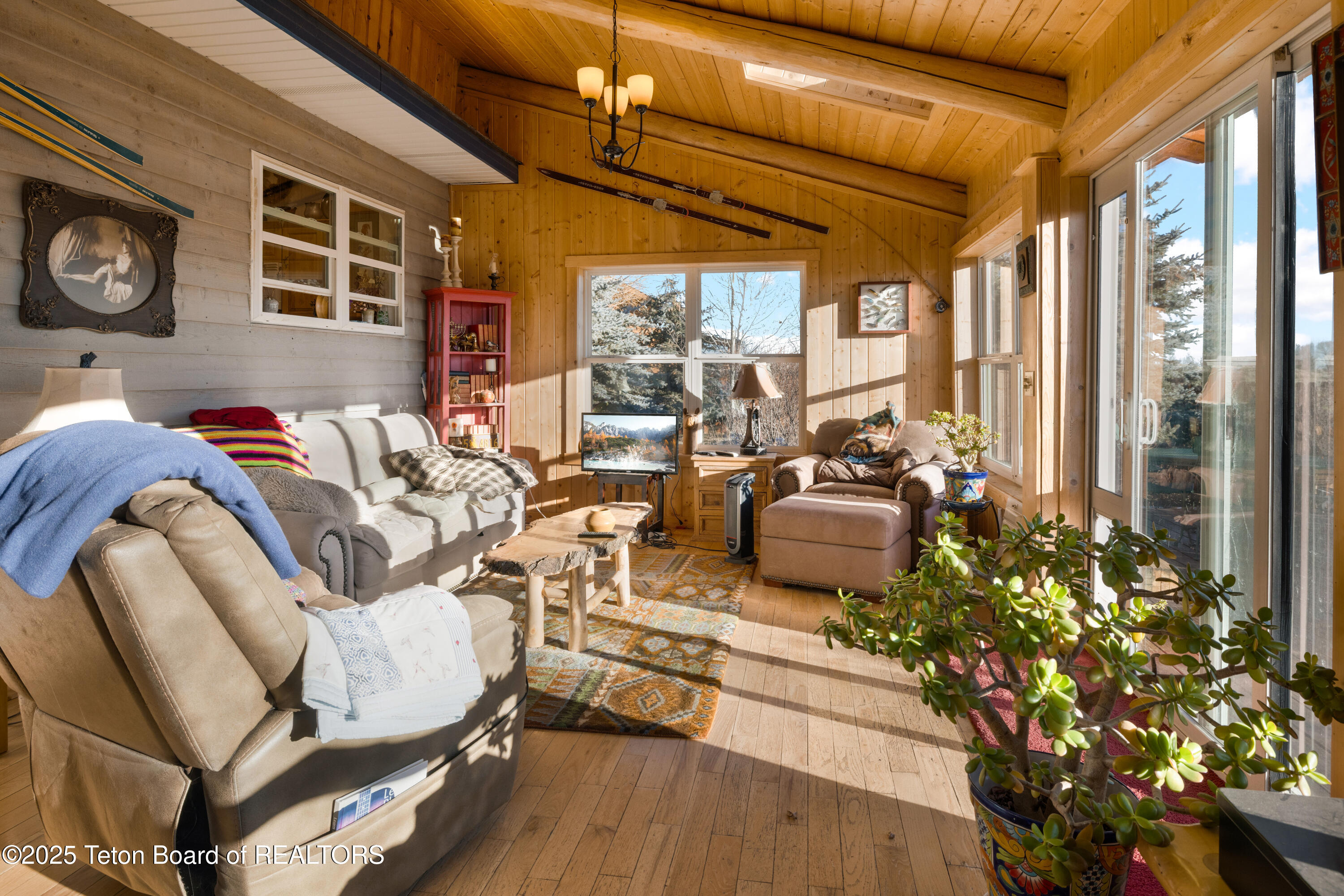 Downtown Lifestyle , Mountain Living!