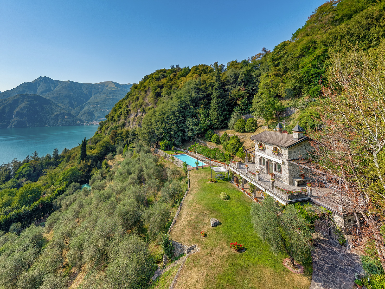 Complex of four historic Villas with stunning lake views