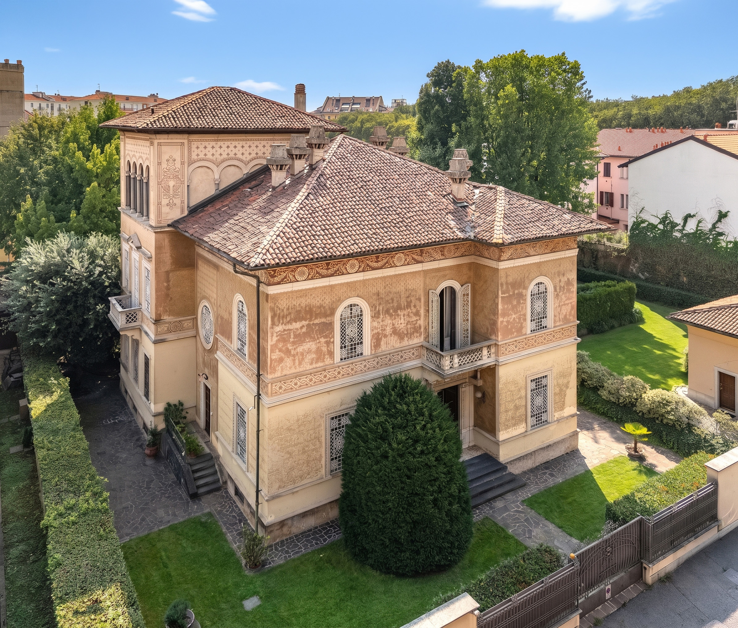 Charming villa with guest house and concierge lodgings