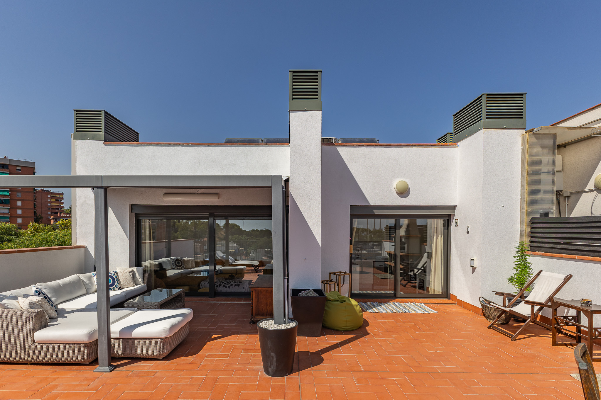 Fantastic penthouse with a 56 m² terrace overlooking the sea and city.