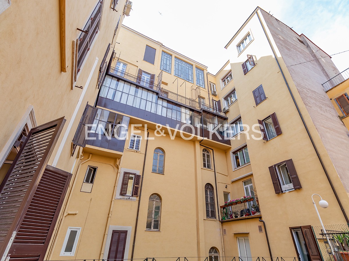 Spacious apartment on Via del Tritone