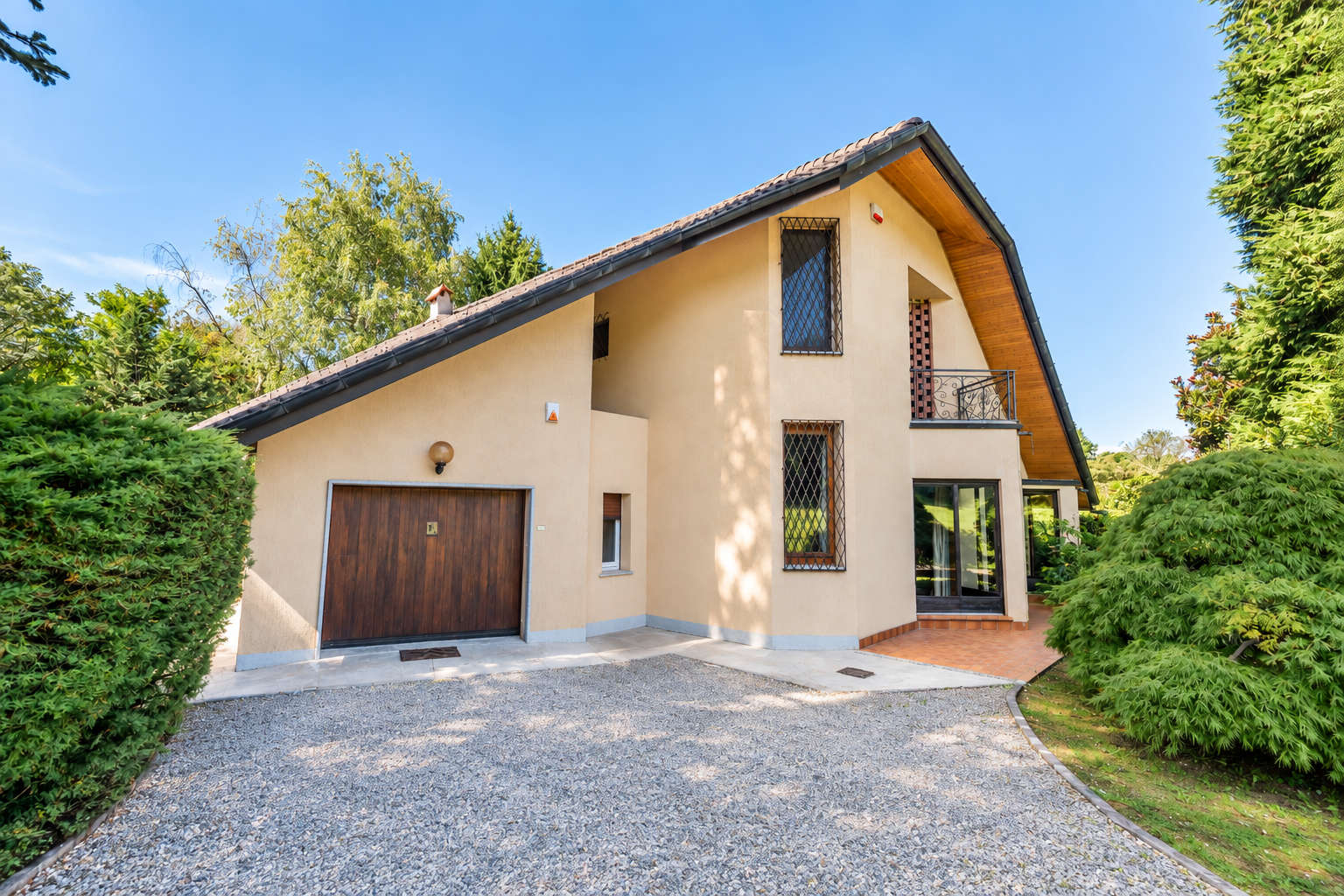 A villa nestled in greenery, to transform into your dream home