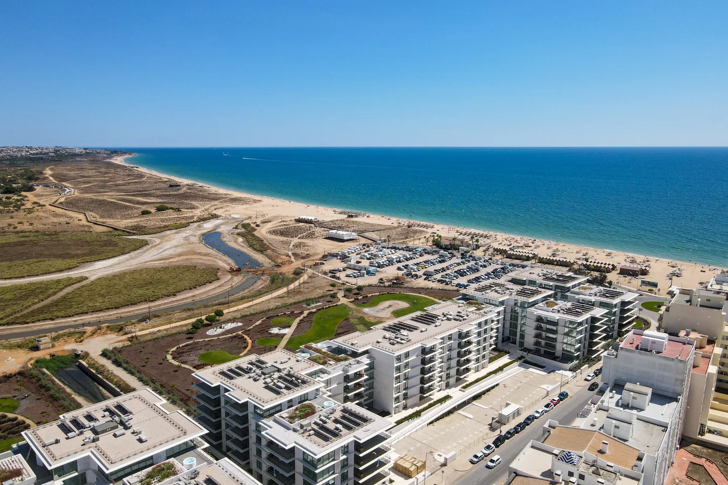 Apartamento T2 de luxo a estrear, com amplo terraço e a 50 metros da praia