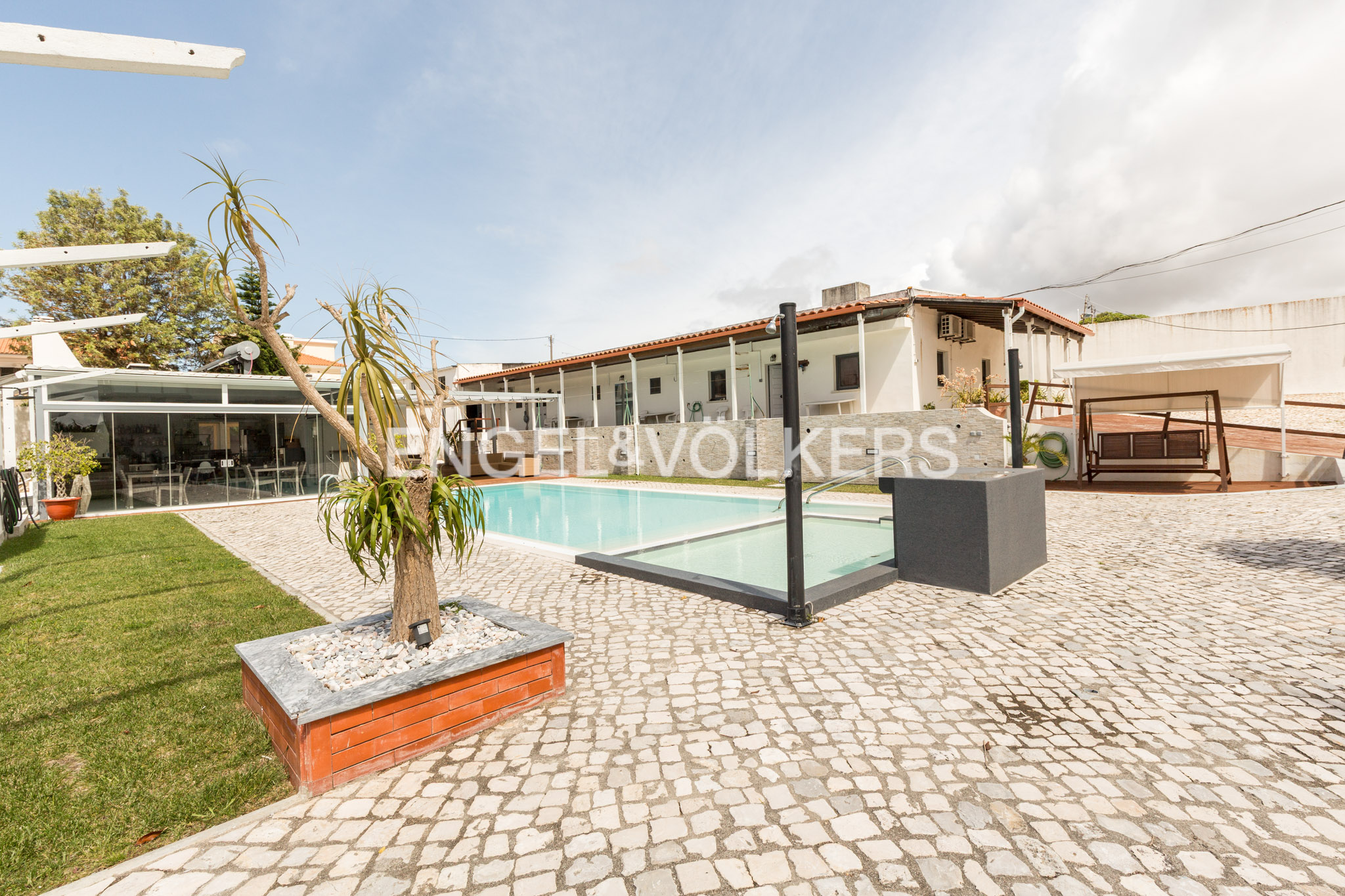Investment Opportunity - Estate with Project for 19 Homes Construction in Charneca da Caparica