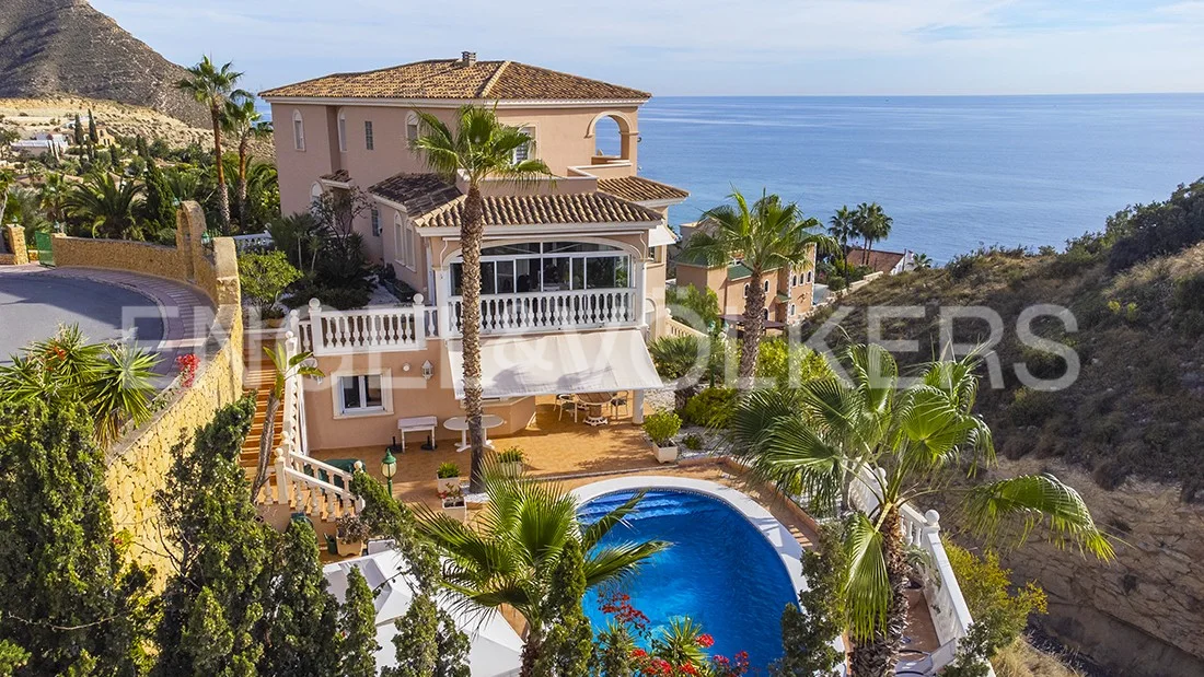 Großzügige Villa mit Blick auf das Mittelmeer