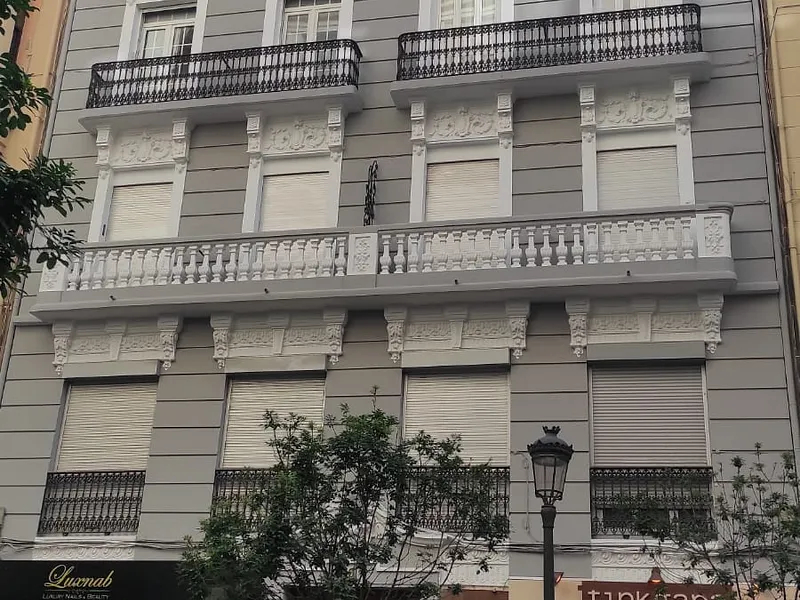 Property to renovate with four balconies in an elegant stately building on Almirante Cadarso Street