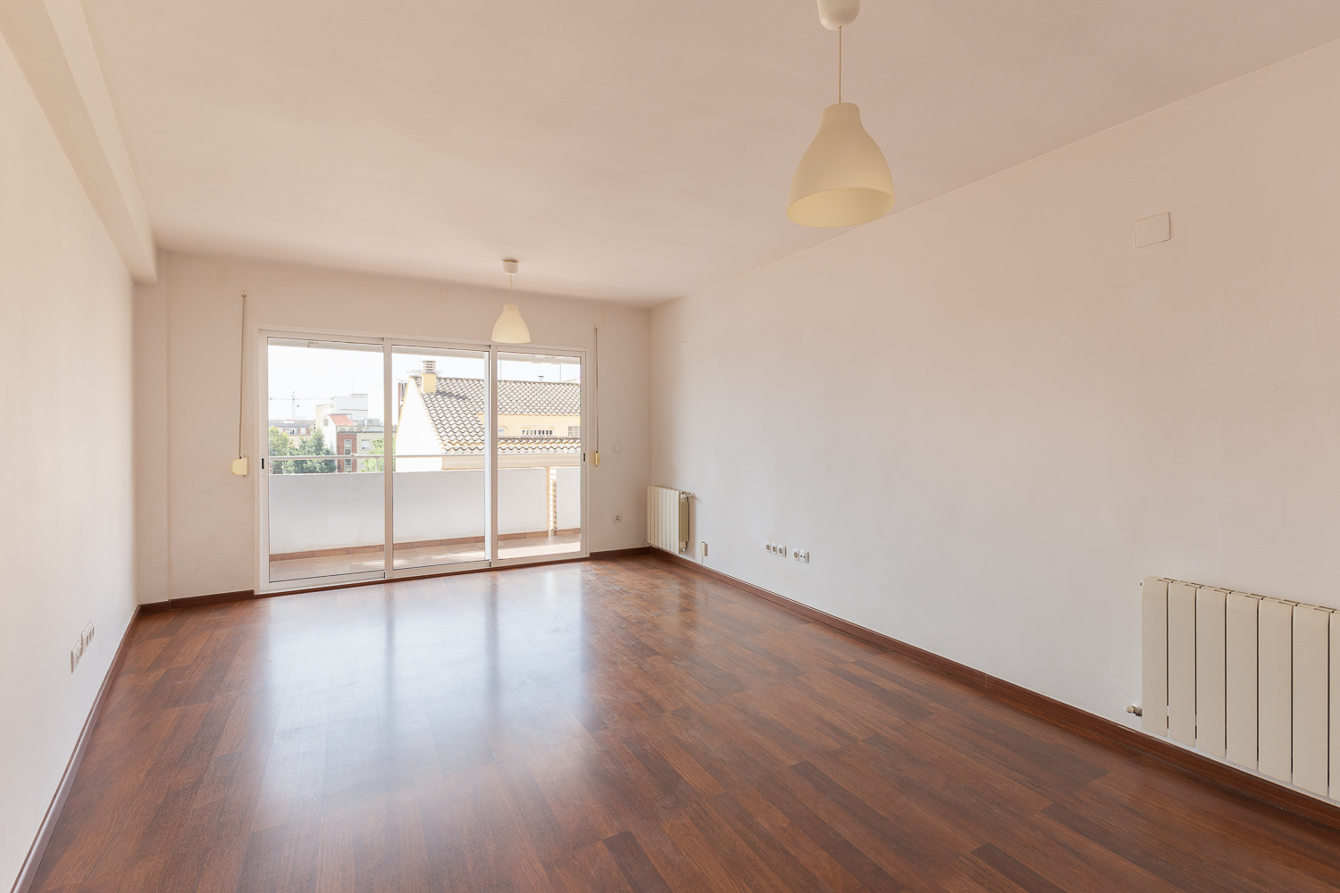 Renovated 3-bedroom home with a large suite, terrace, and high-quality finishes in Benimàmet