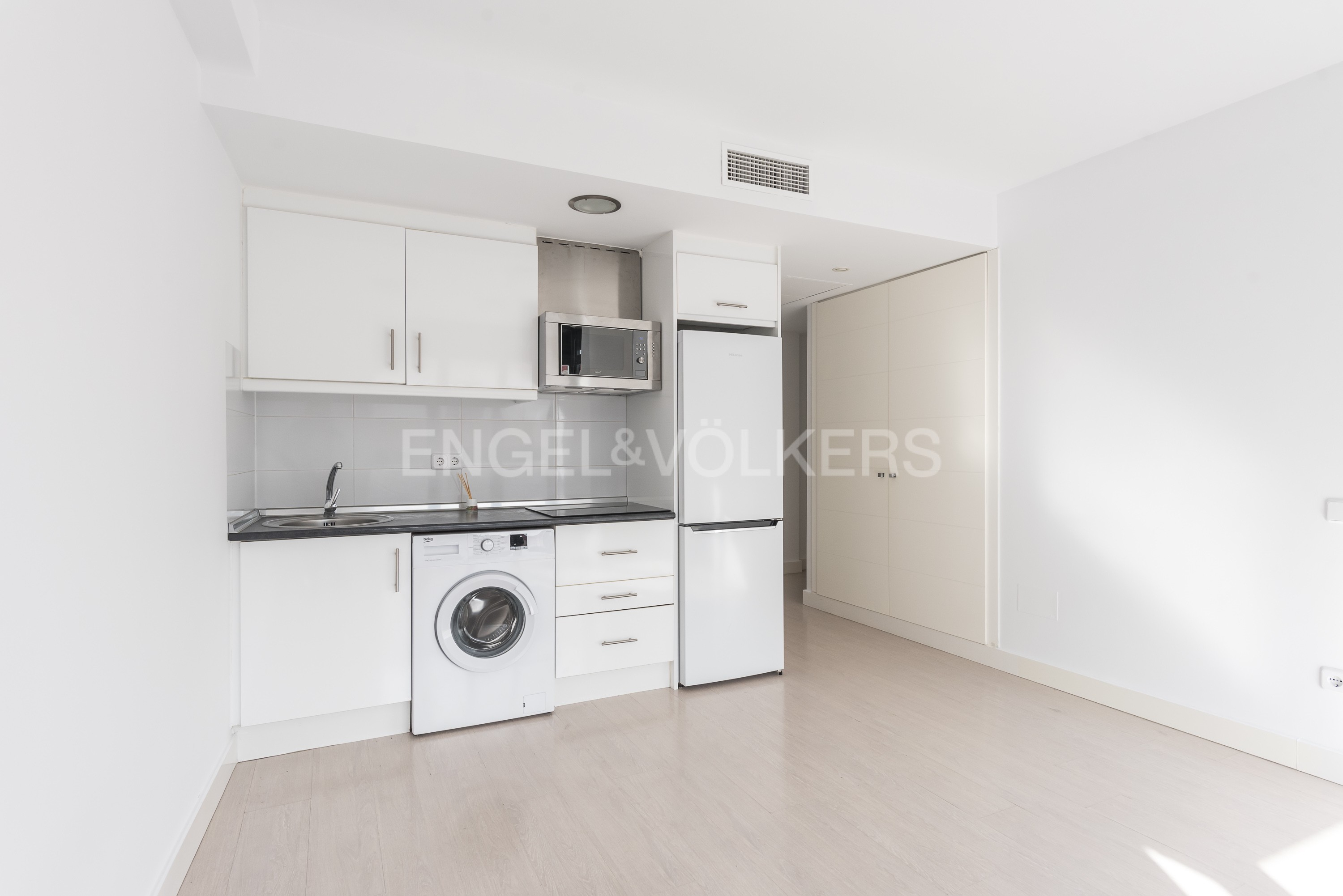 Practical studio in Madrid: functional design, security, and excellent transport links, ideal for living or investing.