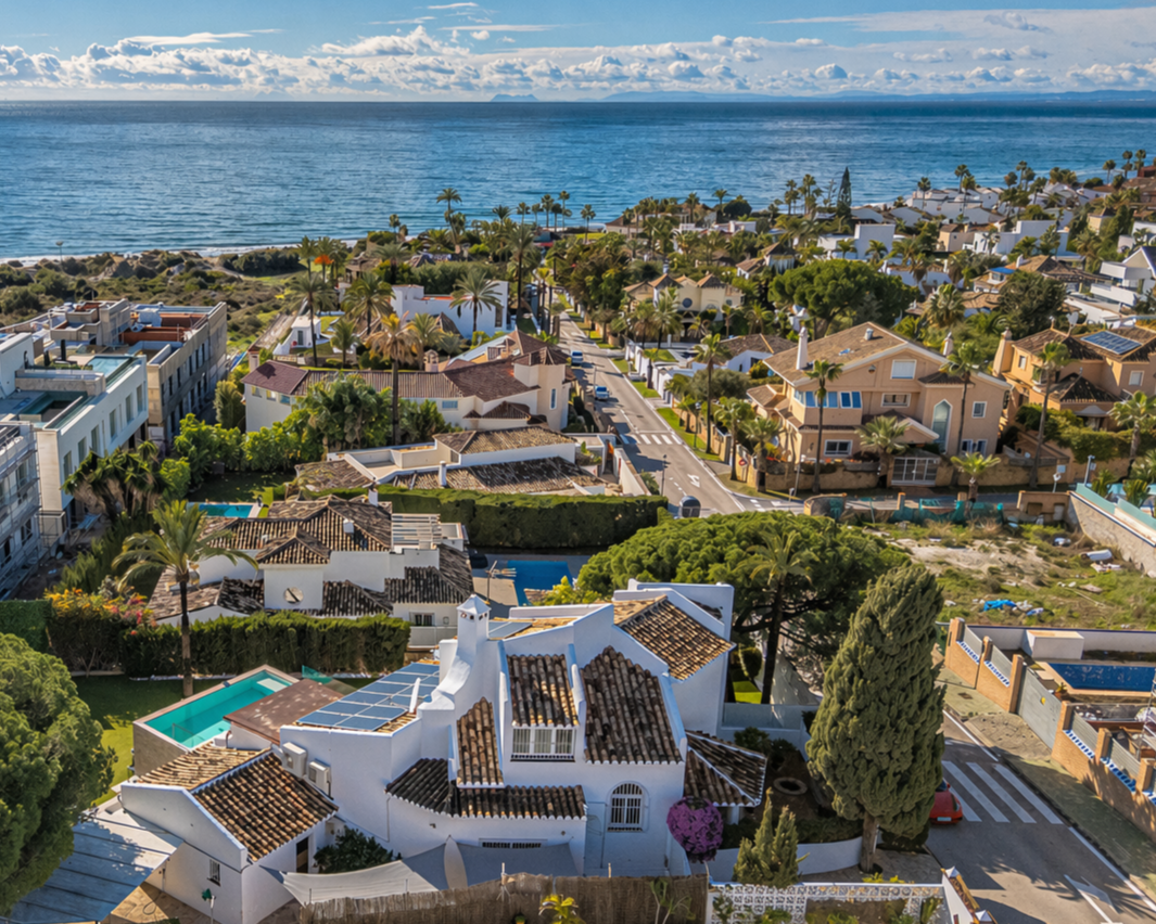 Elegante villa junto a la playa en el este de Marbella con piscina, jacuzzi, campo de golf y a un paso de los servicios