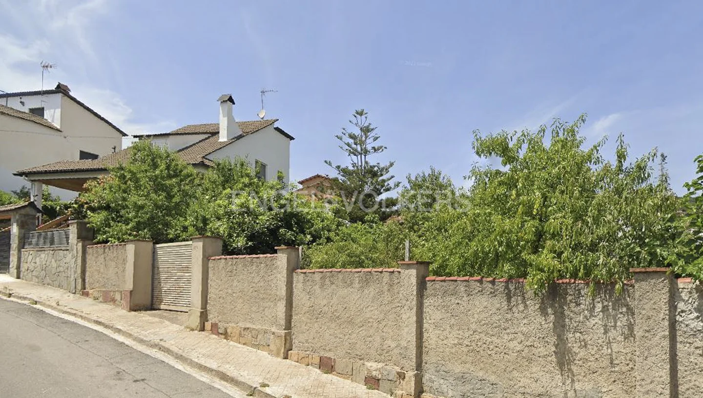 Ideal land for a single-family home in Alba Rosa