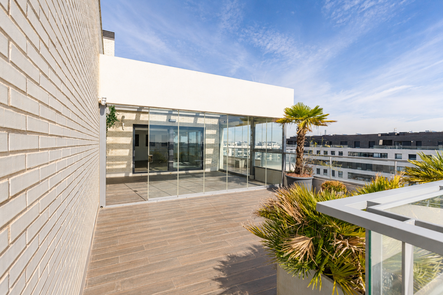 Exclusive penthouse with a large terrace in Valdebebas