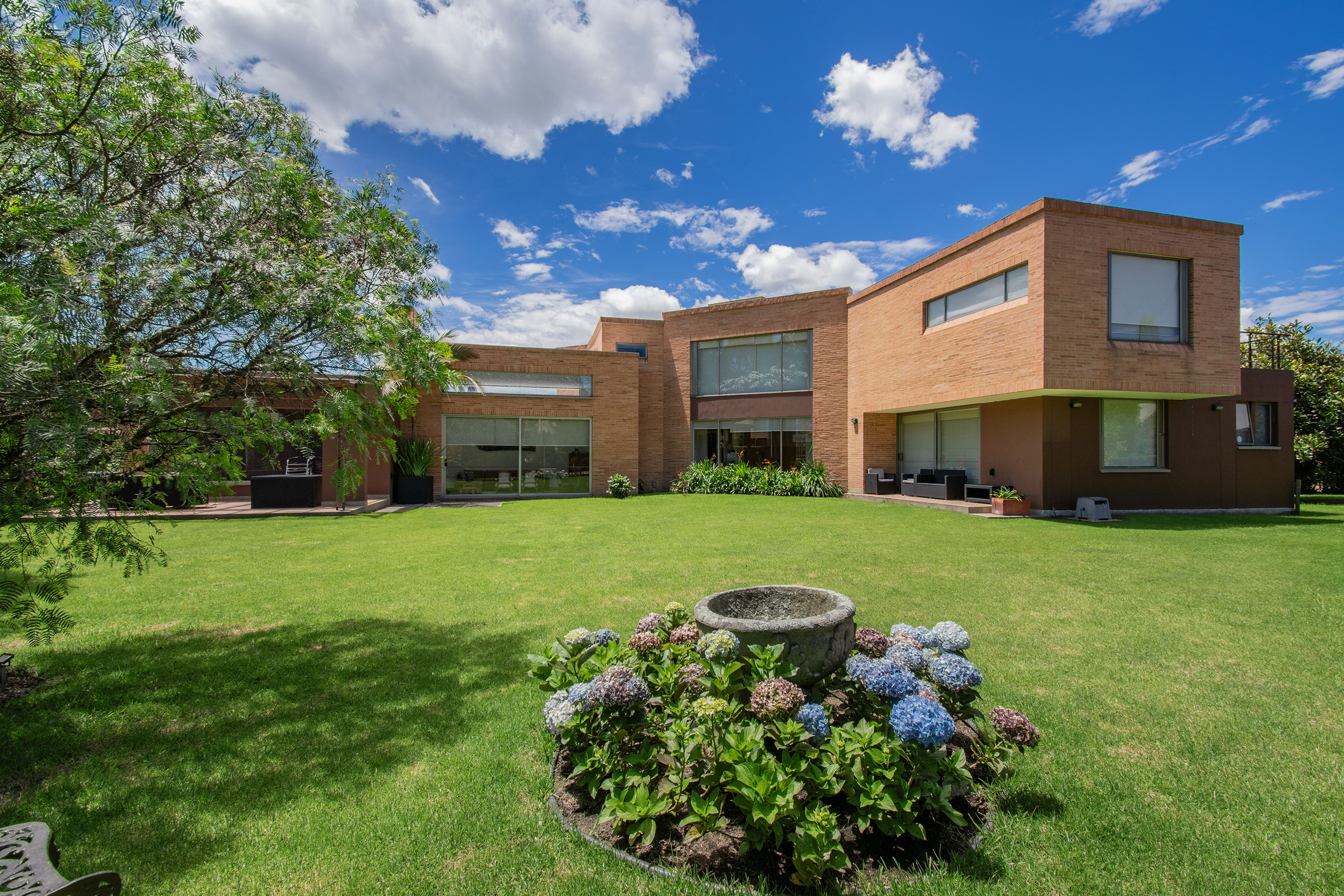 Amplia casa para arriendo en Guaymaral