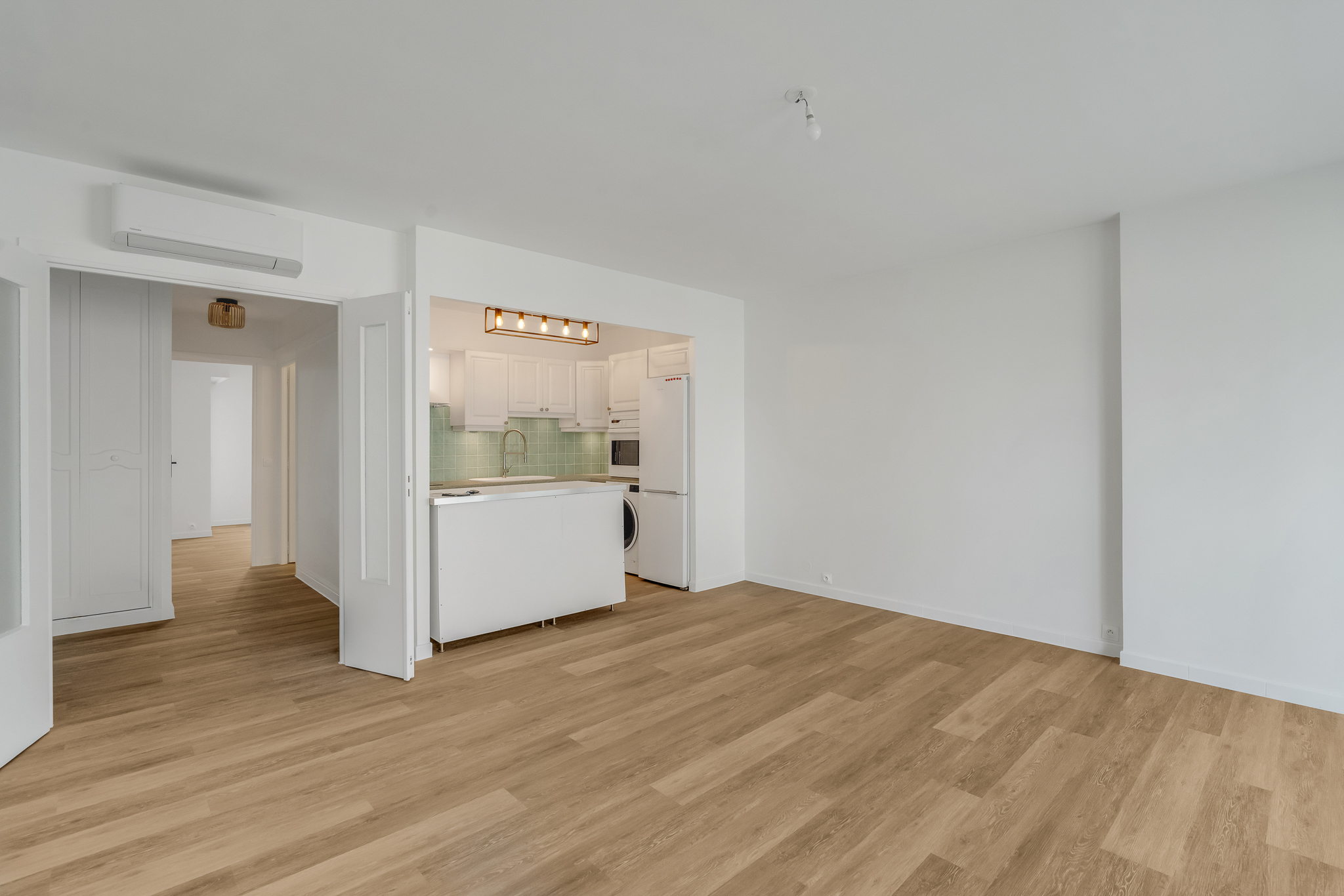 Beautiful renovated apartment within walking distance of beaches and shops