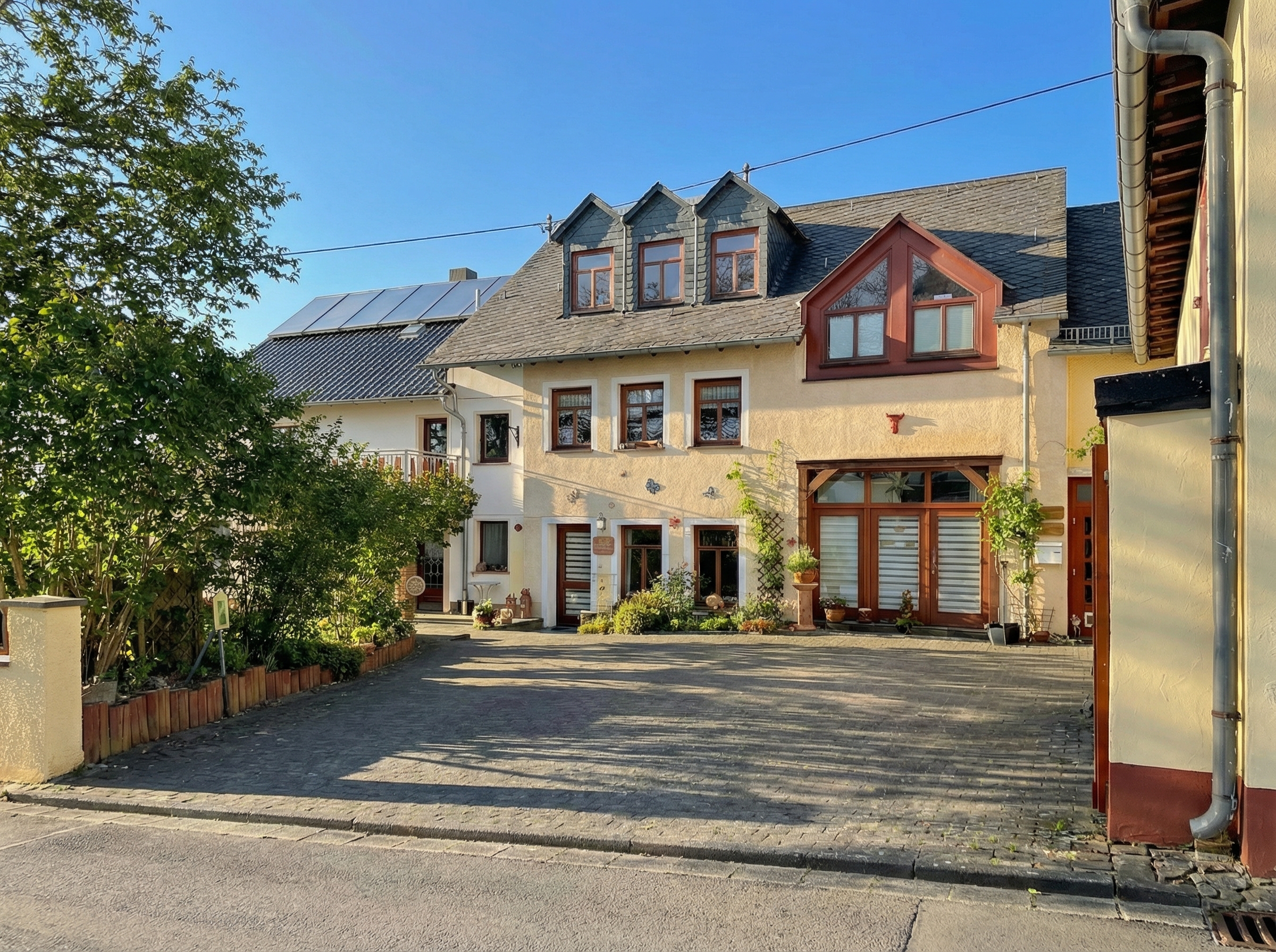 Mehrgenerationenhaus mit Einliegerwohnung und altem Bauernhaus als Ausbaureserve [AI-modified]