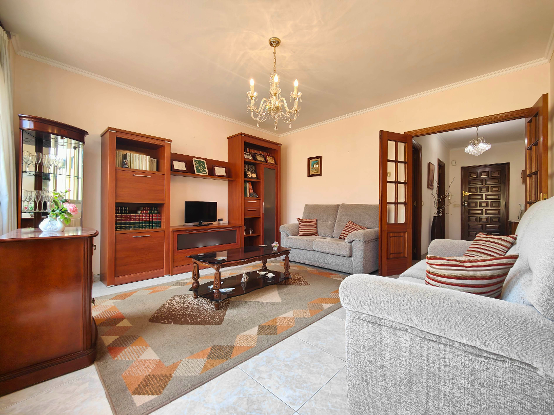 Piso de 4 dormitorios con terraza y garaje próximo al centro