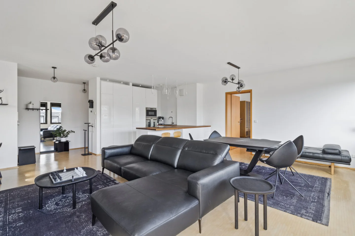 Urbanes Wohnen mittendrin: Stilvoll möbliertes Zwei-Zimmer-Appartement - Photo 1