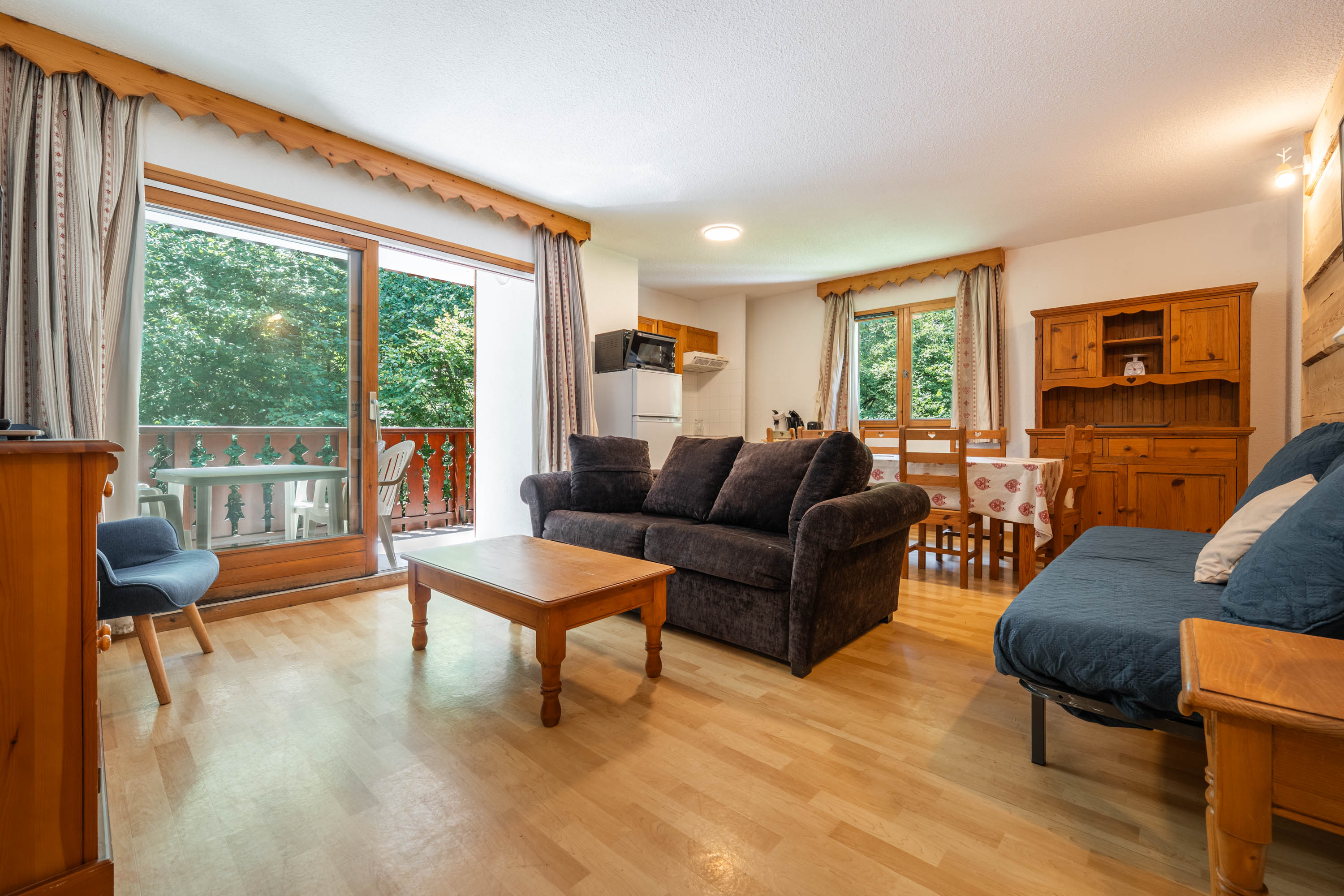 Steps from the village – Quiet apartment with pool, parking and ski locker