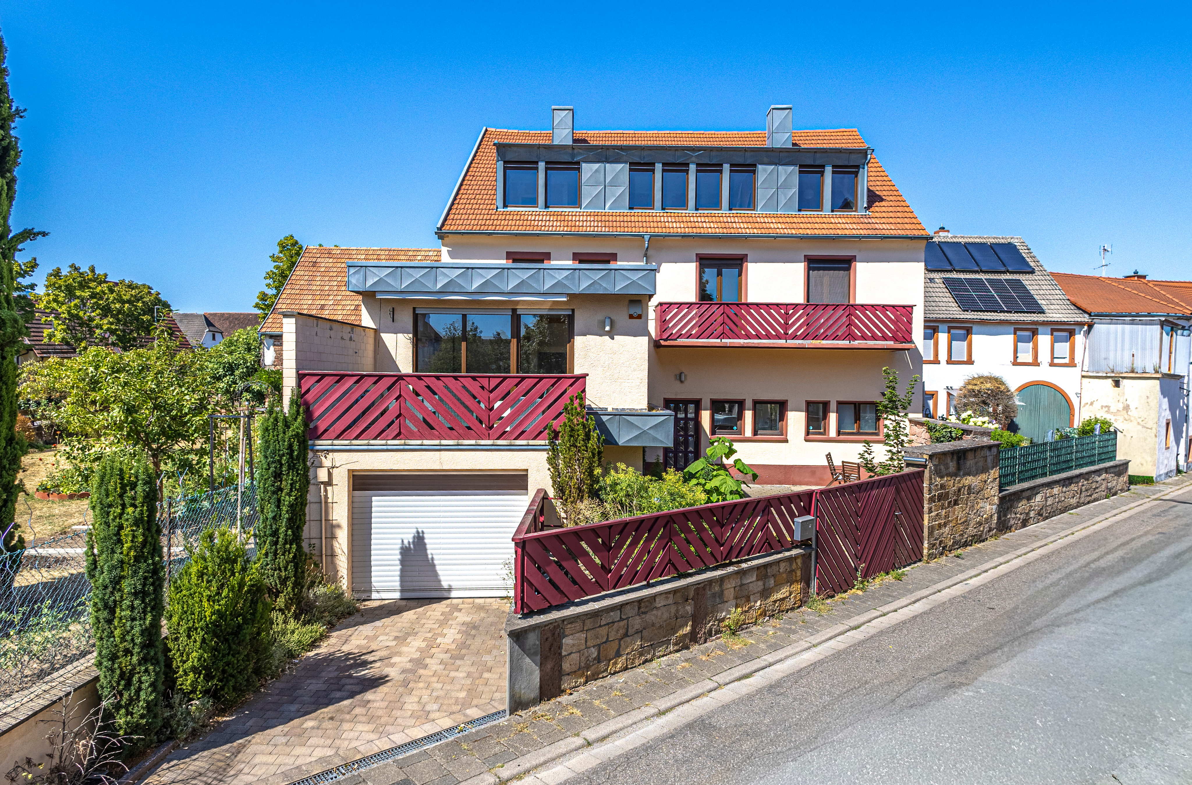Großzügiges Familienhaus mit neuem Dach, vielen Sanierungen & Ausbaupotential