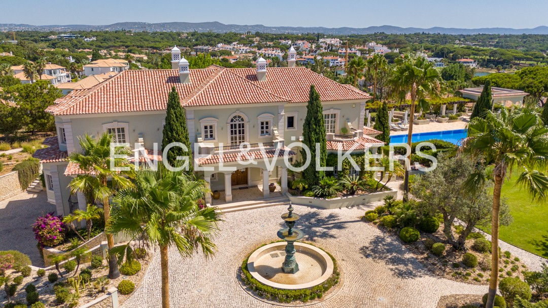 Stunning 11 bedroom Villa with Panoramic Views and close to the Beach in Quinta do Lago