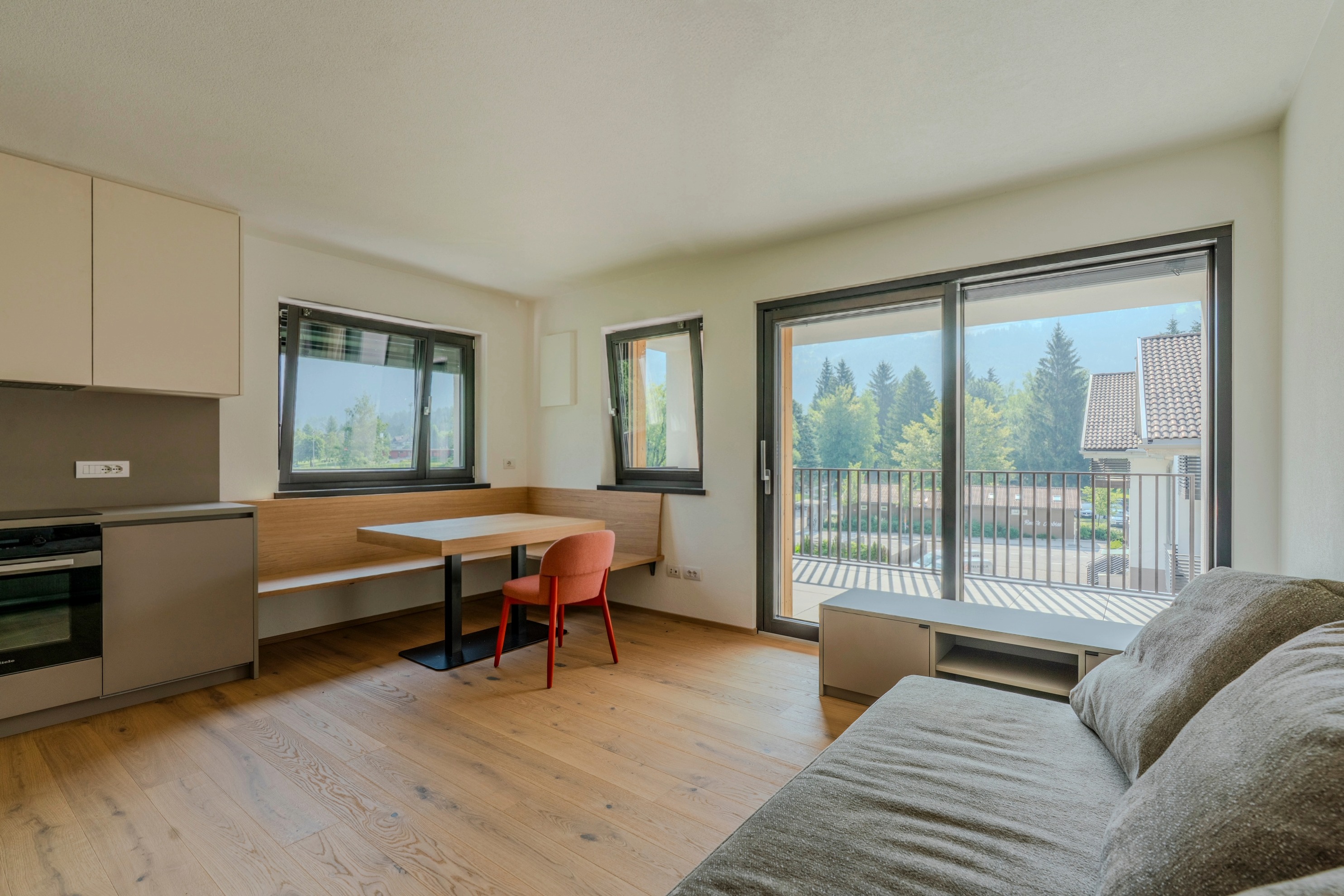 Modern, fully-furnished holiday flat on the top floor