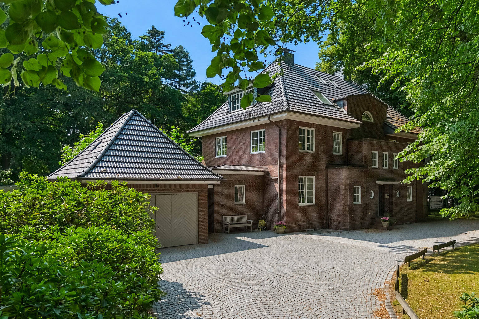 Familienvilla im Hamptons-Stil – umfassend saniert, stilvoll modernisiert und sofort bezugsbereit