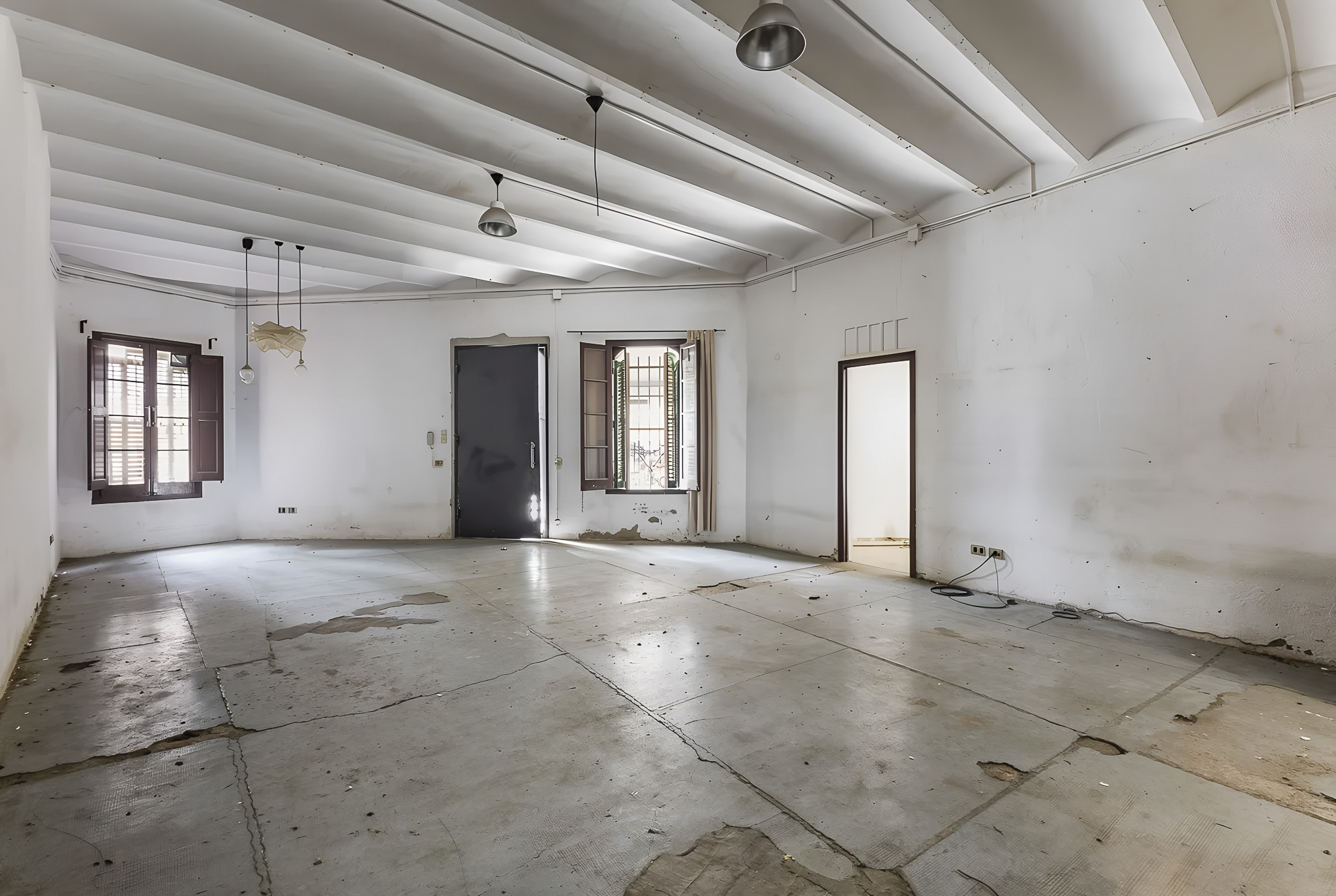 Loft Modernista para Diseñar a tu Gusto: Volta Catalana, Suelos Hidráulicos y Terraza en Finca Emblemática del Clot