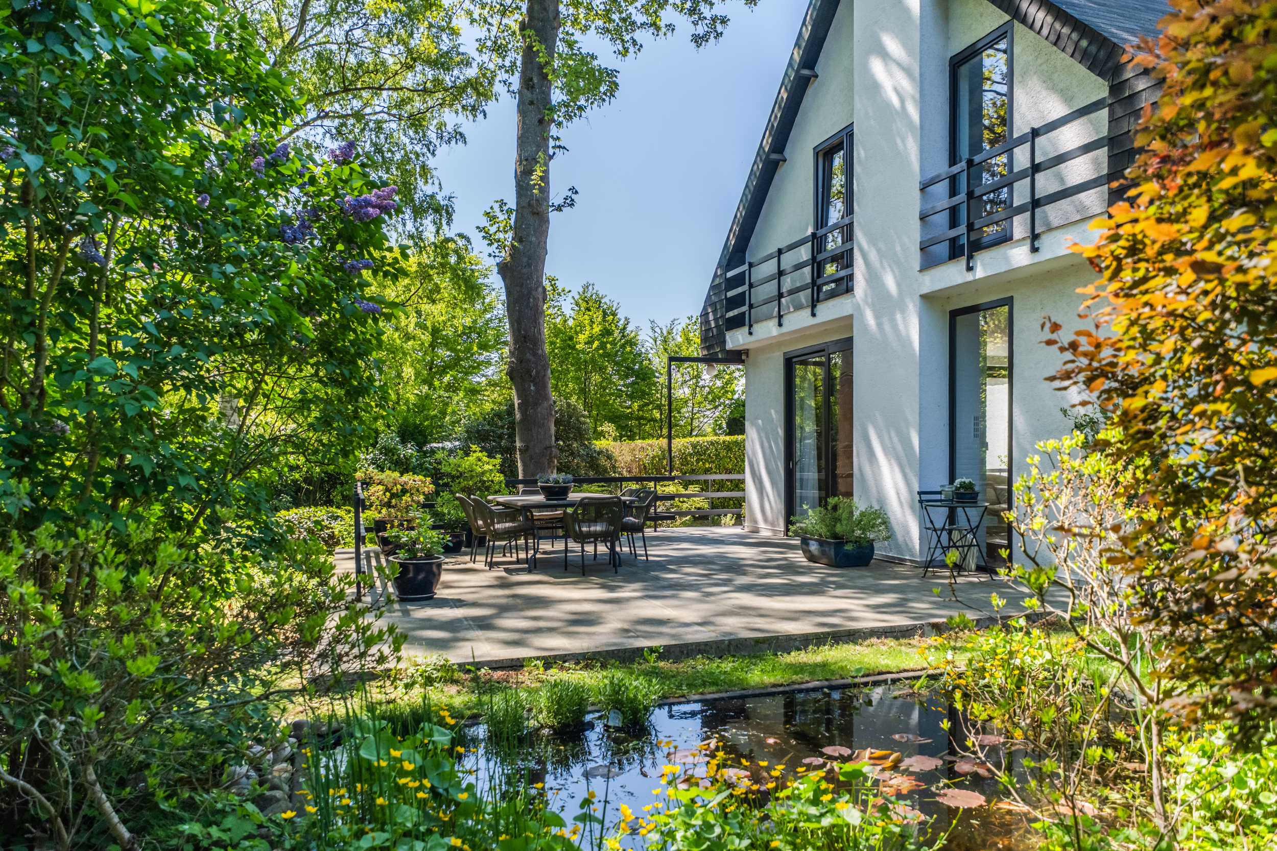 OFF-MARKET - Atypical and intimate villa in a verdant haven